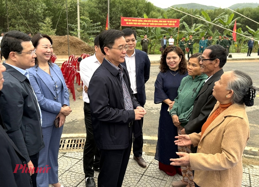 Ông Nguyễn Thành Trung- Bí thư Thành ủy Huế thăm hỏi động viên bà con Khe Tre 