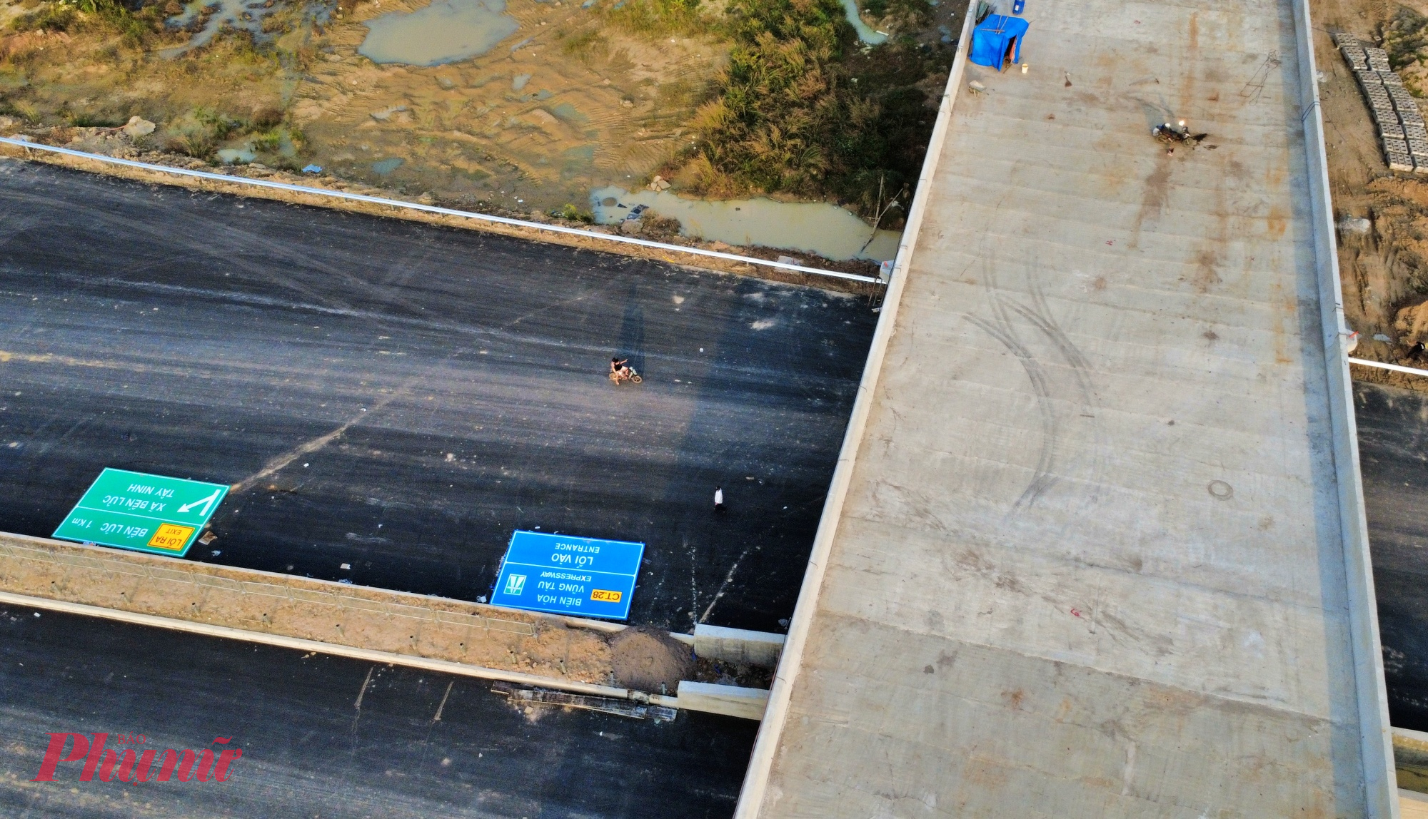 Biển báo trên cao tốc cũng đang được lắp đặt.