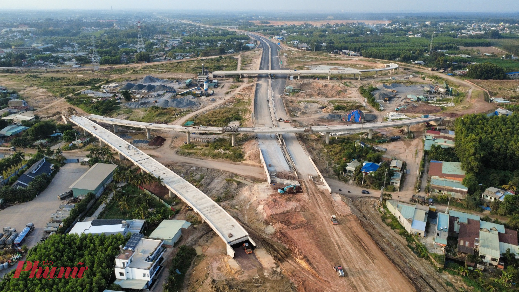 Trên công trường đoạn qua Đồng Nai, các thiết bị máy móc hoạt động liên tục ngày đêm tại các đoạn, công nhân thi công “3 ca 4 kíp” để kịp tiến độ.
