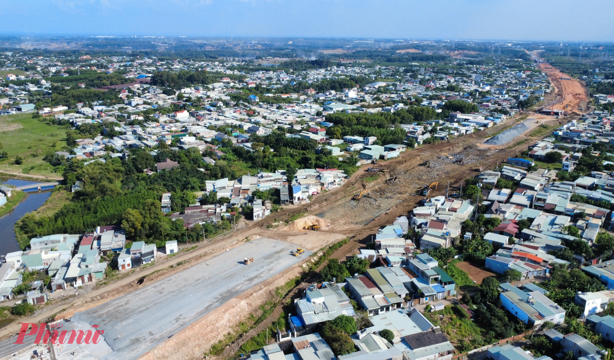Hiện toàn bộ các đoạn tuyến còn lại thuộc khu vực Biên Hòa đã có mặt bằng sạch. Các nhà thầu đang triển khai san lấp, gia cố nền đường, chuẩn bị cho các bước thi công mặt đường tiếp theo. Việc giải quyết dứt điểm nút giao Võ Nguyên Giáp được kỳ vọng sẽ tạo “cú hích” mạnh mẽ, giúp toàn tuyến tăng tốc trong những tháng cuối năm.