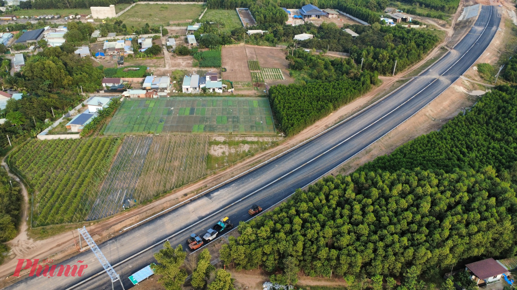 Dưới nền đường, các mũi thi công đang hoàn thiện lớp cấp phối cuối cùng, 