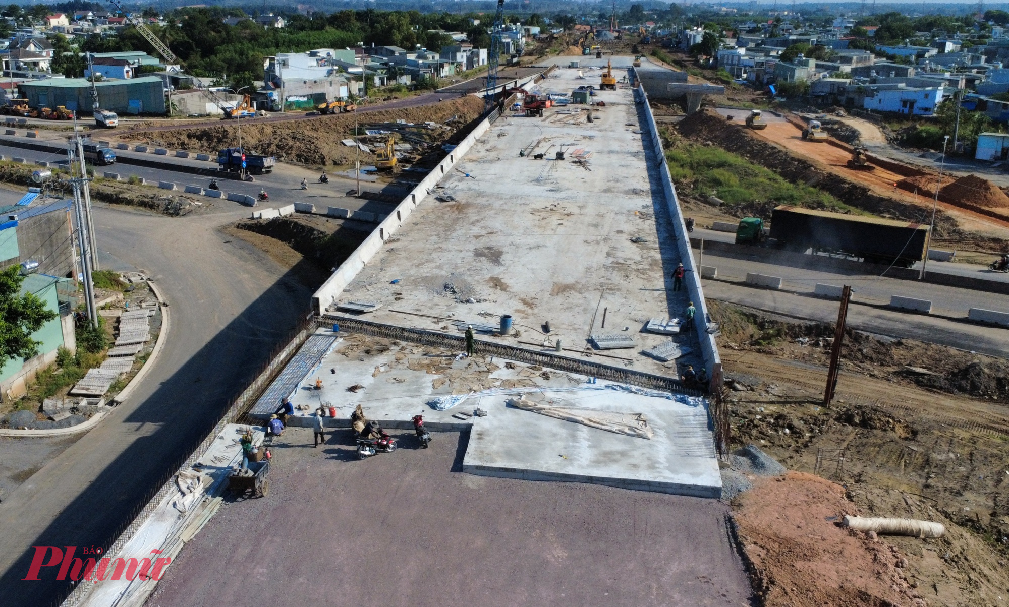 các đơn vị thi công đang tập trung hoàn thiện nút giao kết nối cao tốc với đường Võ Nguyên Giáp – một trong những nút giao phức tạp nhất của toàn dự án. 