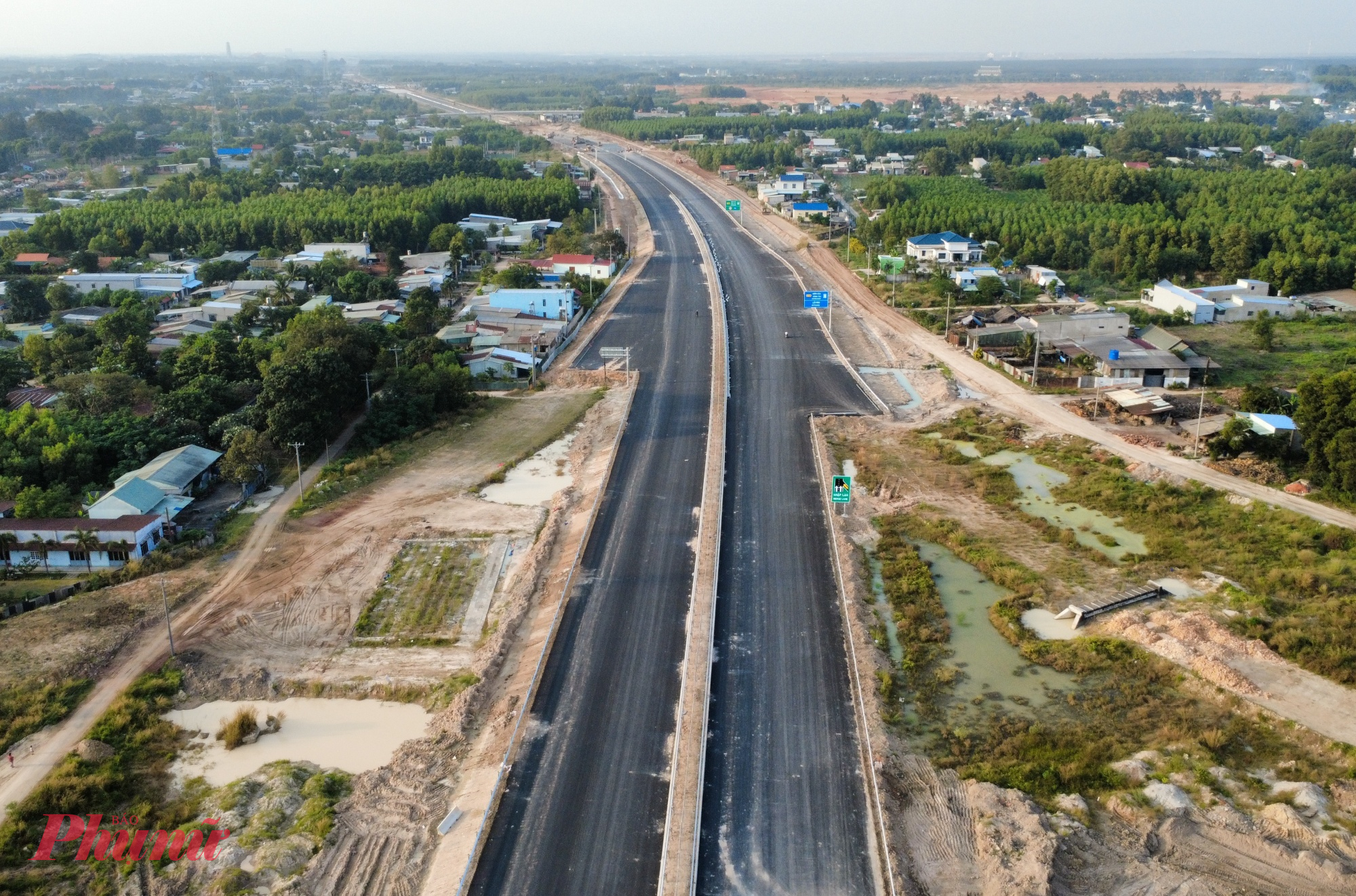Dự án cao tốc Biên Hòa - Vũng Tàu giai đoạn 1 đang bước vào giai đoạn nước rút với không khí thi công khẩn trương trên toàn tuyến. 