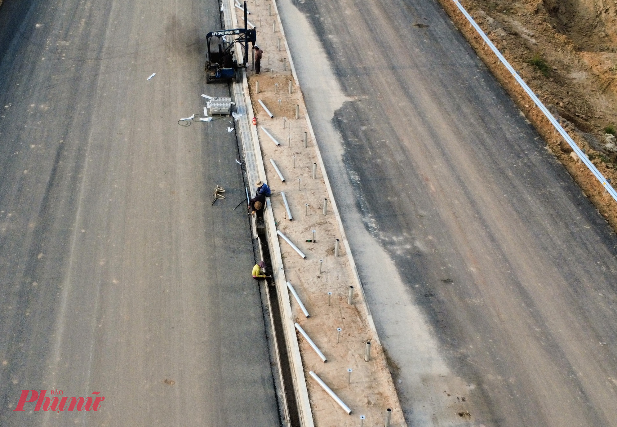Công nhân đang thi công hệ thống thoát nước trên cao tốc