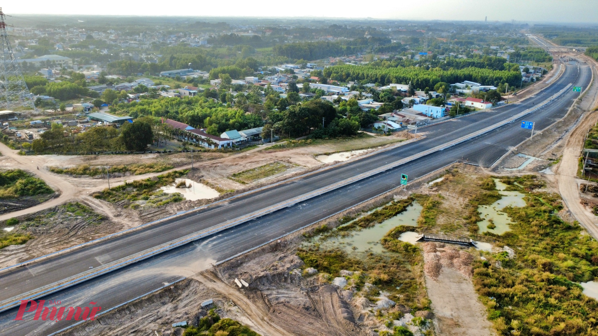 Tại đoạn qua tỉnh Đồng Nai thuộc dự án thành phần 2, hàng trăm kỹ sư, công nhân các nhà thầu đang “chạy đua từng giờ” để cho mốc thông xe kỹ thuật ngày 19/12. 