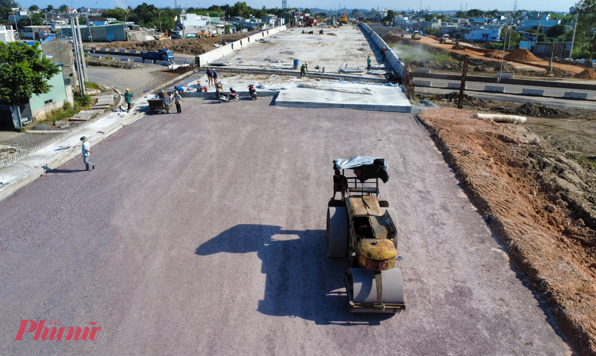 Máy móc được huy động để tăng tốc thi công trải nhựa mặt đường tại đường dẫn