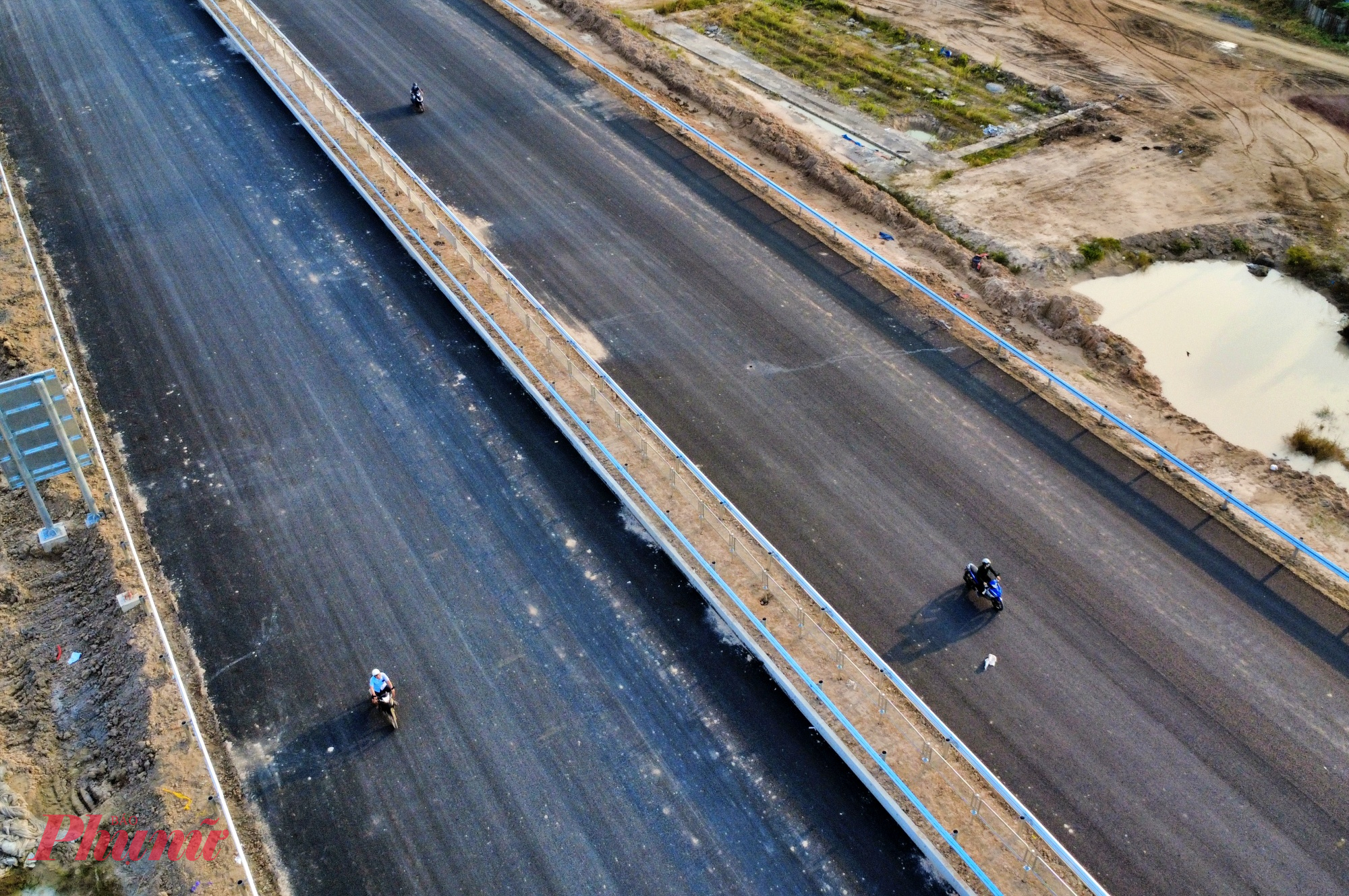 Một số đoạn đã lắp đặt xong biển báo, chờ hoàn thiện các hạng mục khác như dải phân cách, kẻ vạch phân làn đường.