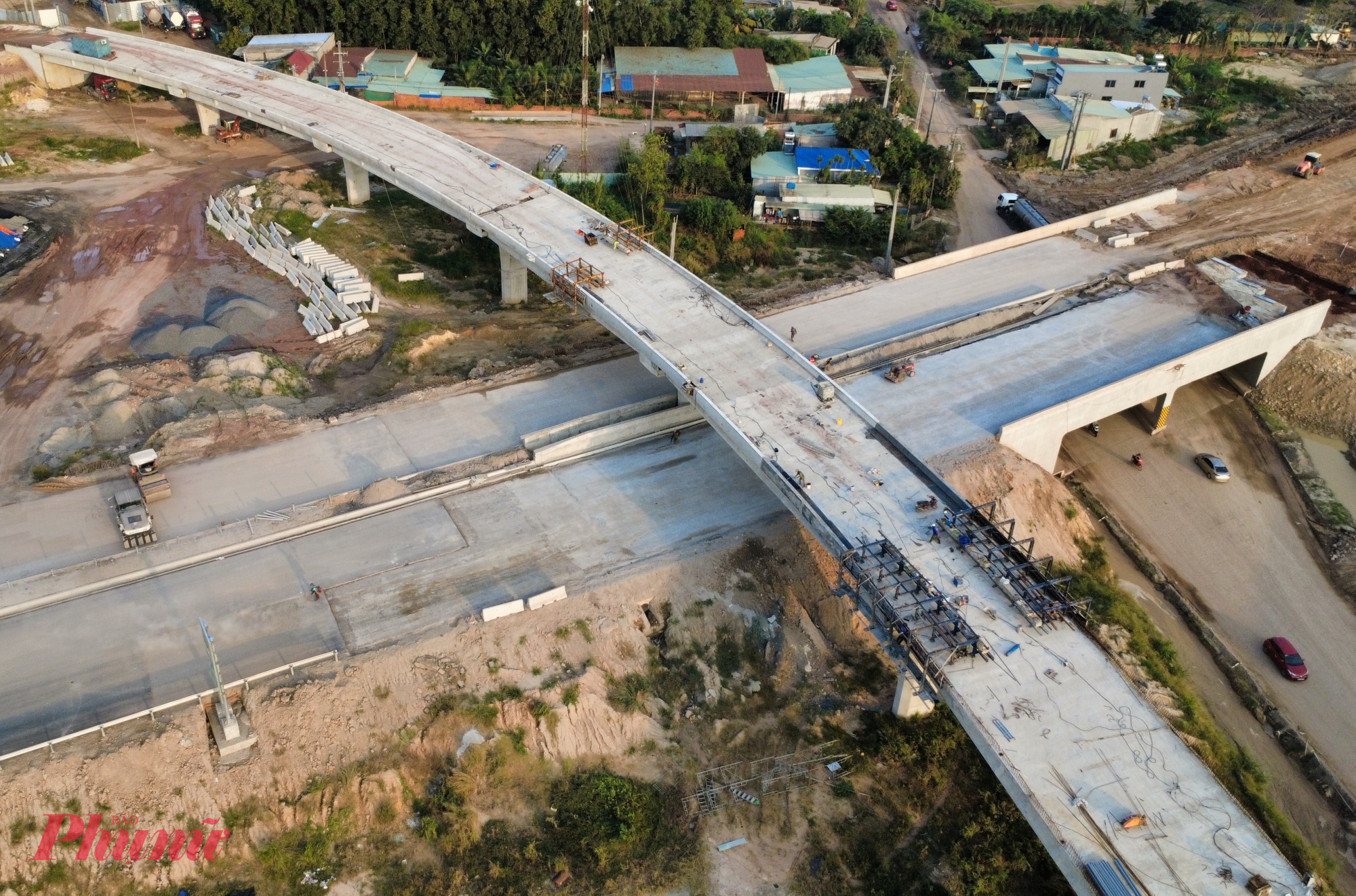 Tại nút giao Tân Hiệp, cầu và đường đang dần liền mạch khi công nhân khẩn trương buộc thép, thi công mặt cầu.