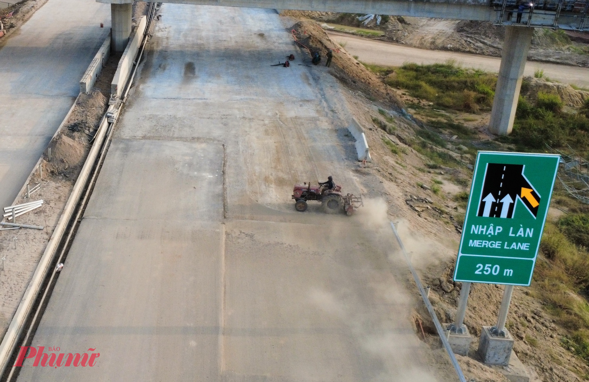 Đoạn cao tốc qua Đồng Nai, giáp ranh với TPHCM đang khẩn trương thi công, chuẩn bị trải thảm nhựa tại nút giao Tân Hiệp