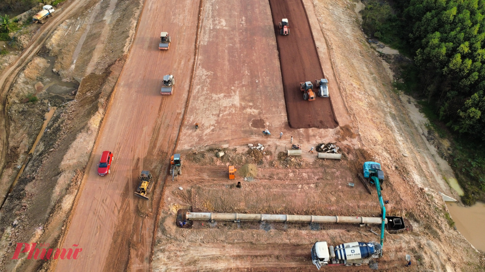 Tuy nhiên, theo ông Hà, dự án vẫn gặp khó khăn về nguồn vật liệu đá và thời tiết mưa kéo dài, gây cản trở không nhỏ đến tiến độ chung. 