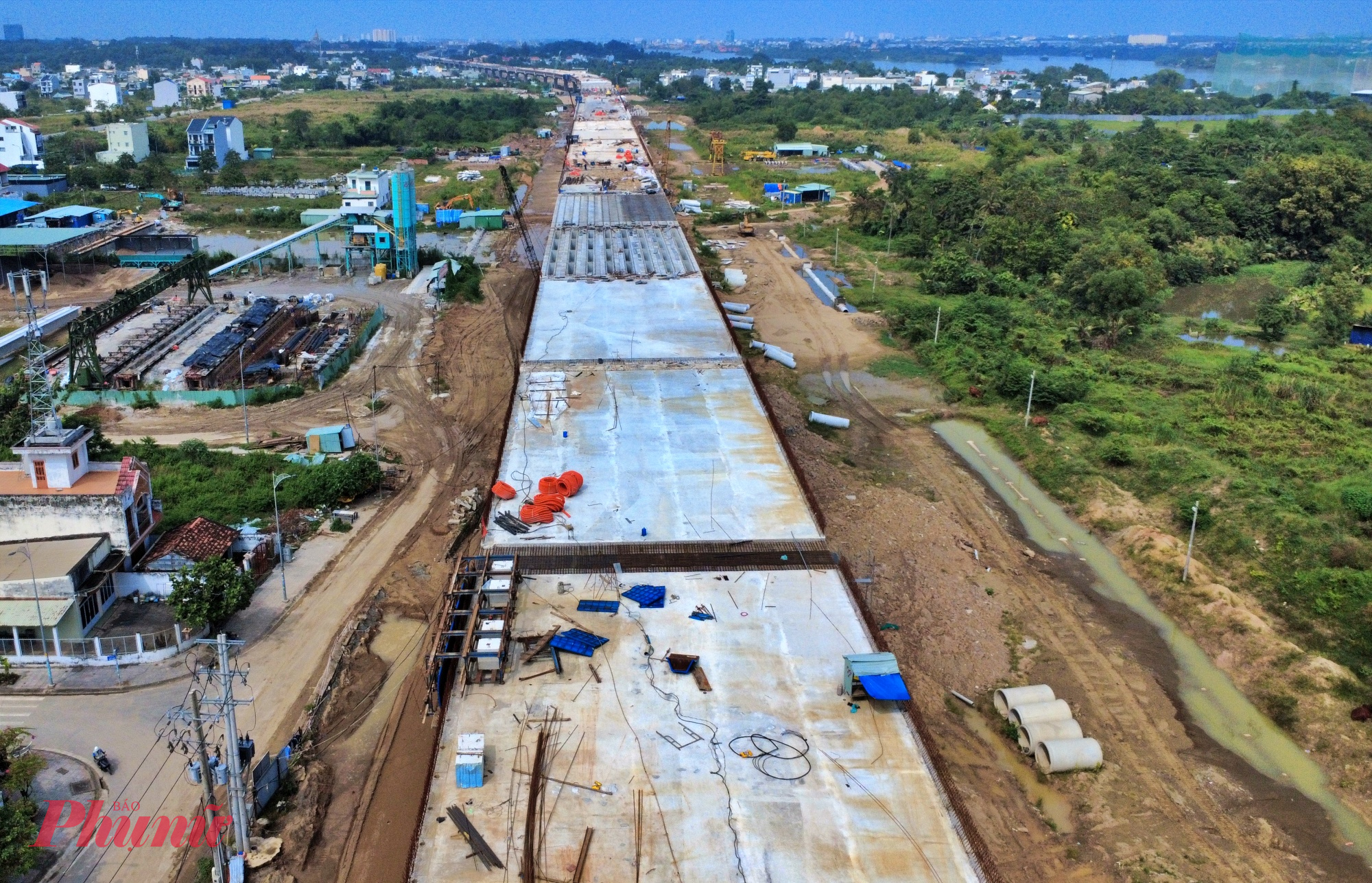 Theo chủ đầu tư, tình hình mưa bão kéo dài trong những tháng qua tại khu vực Nam Bộ đã ảnh hưởng trực tiếp đến các hạng mục thi công ngoài trời, đặc biệt là công tác đúc dầm, lắp đặt hệ thống thoát nước và hoàn thiện mặt đường. Các đơn vị thi công đã phải điều chỉnh lại lịch trình, tăng ca kíp nhưng vẫn không thể bù đắp hết thời gian bị gián đoạn do thời tiết.