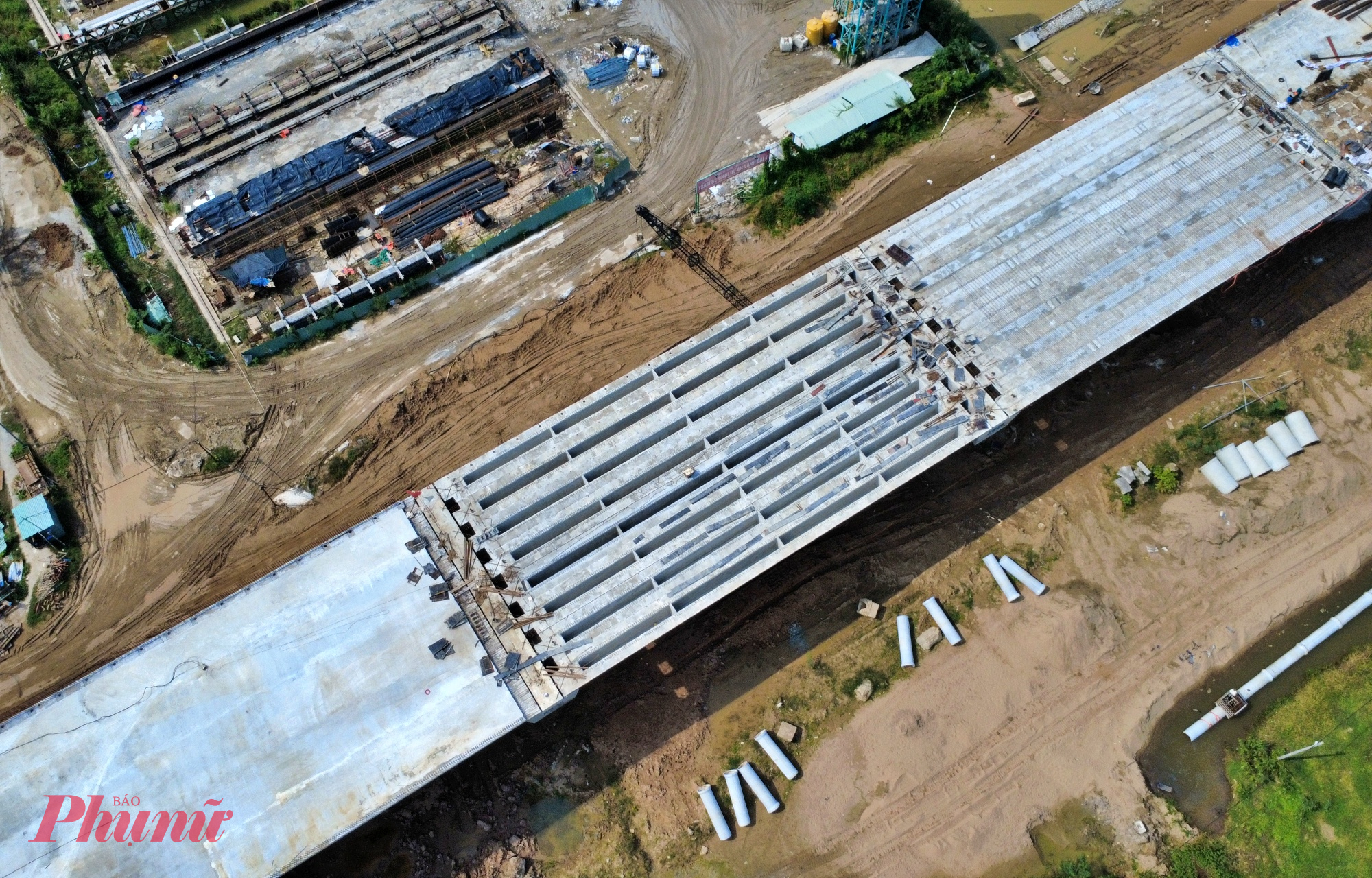 Nhiều đoạn cầu cạn vừa mới hoàn thành lắp dầm, chưa đổ bê tông.