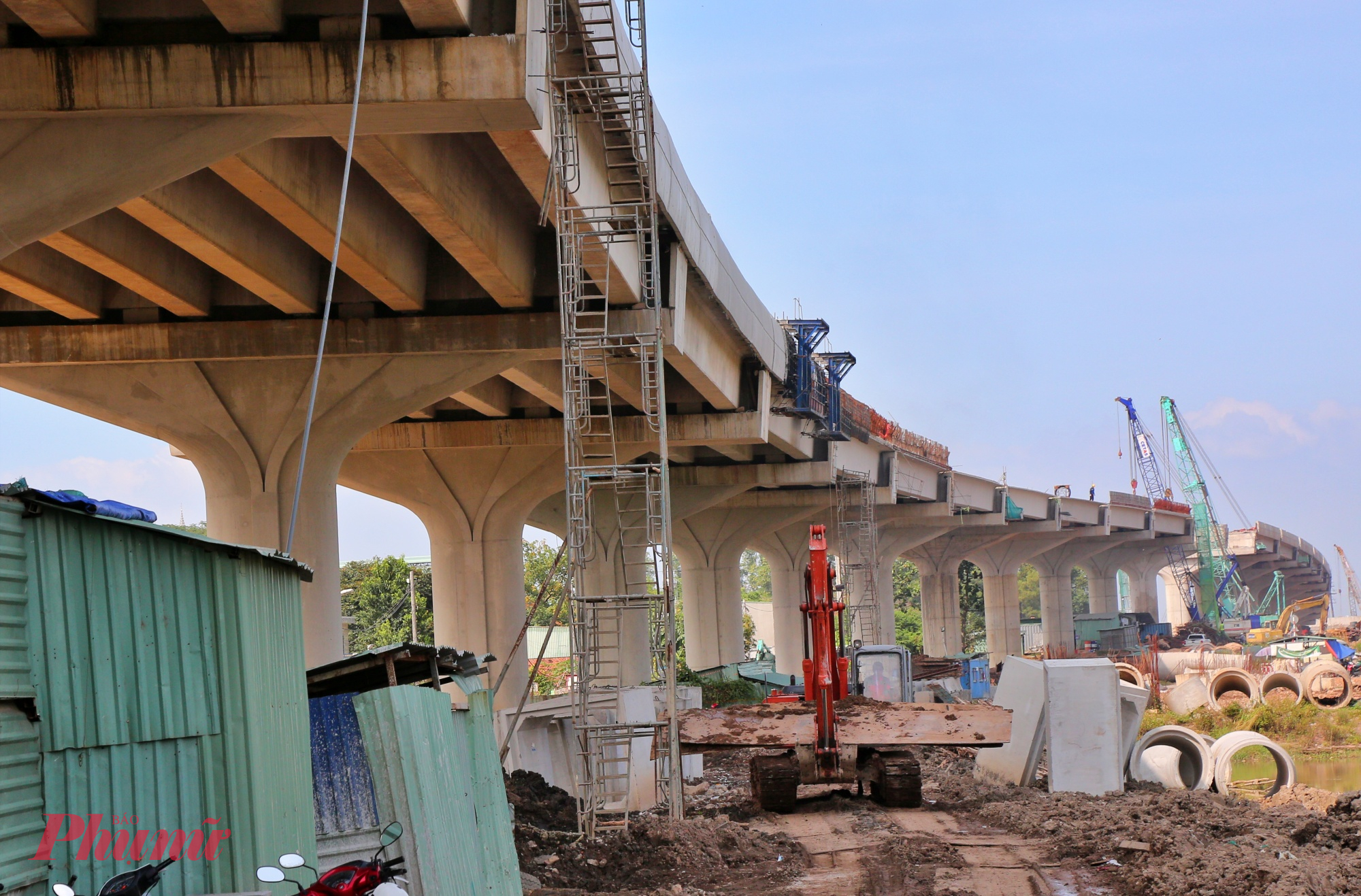 Sau sự kiện này, các nhà thầu sẽ tập trung hoàn thiện các hạng mục phụ trợ, lắp đặt hệ thống an toàn giao thông, chiếu sáng, và cảnh quan trước khi chính thức đưa vào khai thác thương mại trong năm 2026.