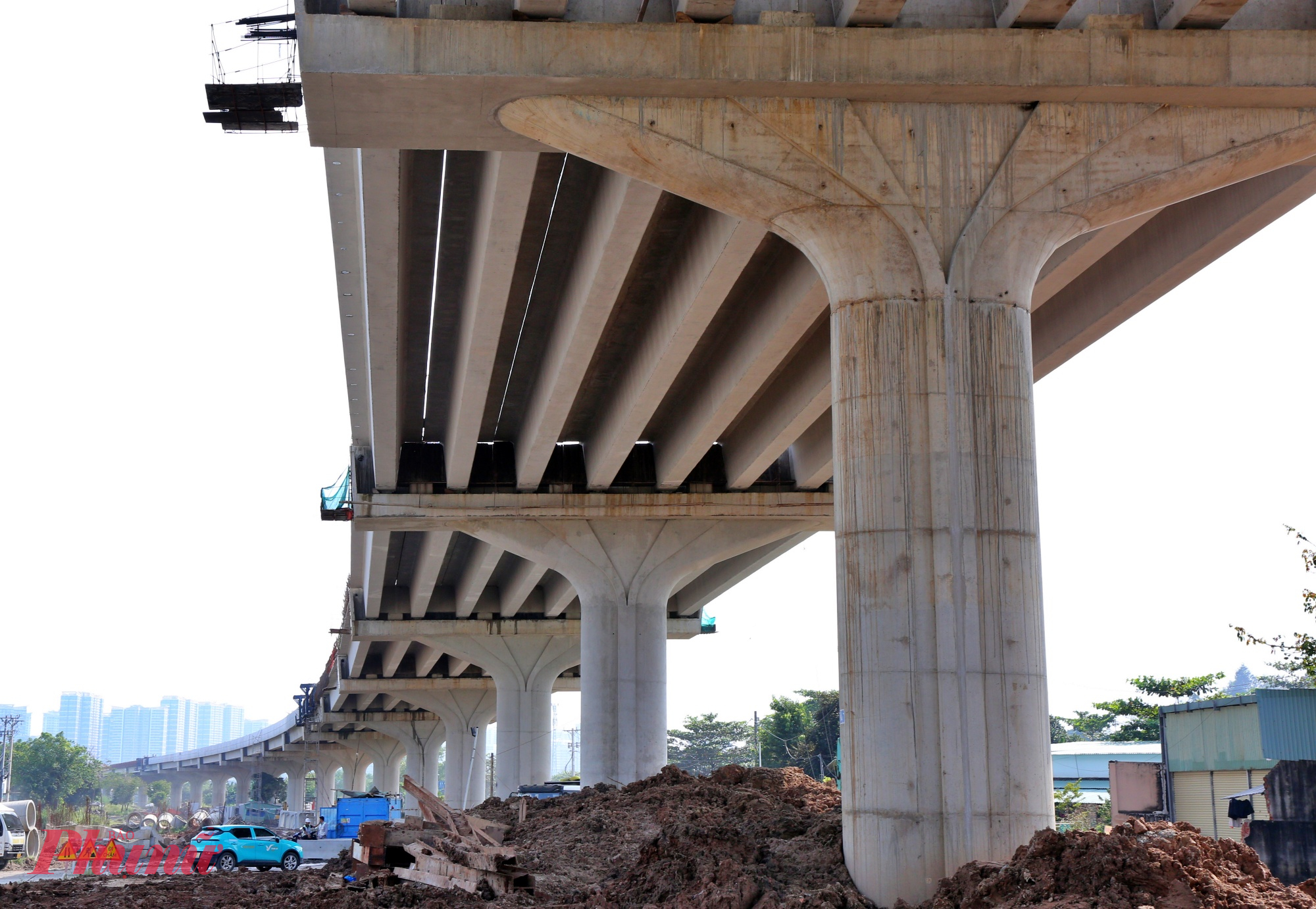 Chủ đầu tư và nhà thầu cam kết sẽ phối hợp chặt chẽ với các địa phương để đẩy nhanh tiến độ giải quyết các vướng mắc còn lại, sớm đưa công trình trọng điểm này vào sử dụng, giảm tải áp lực giao thông cho khu vực cửa ngõ phía Đông TPHCM.