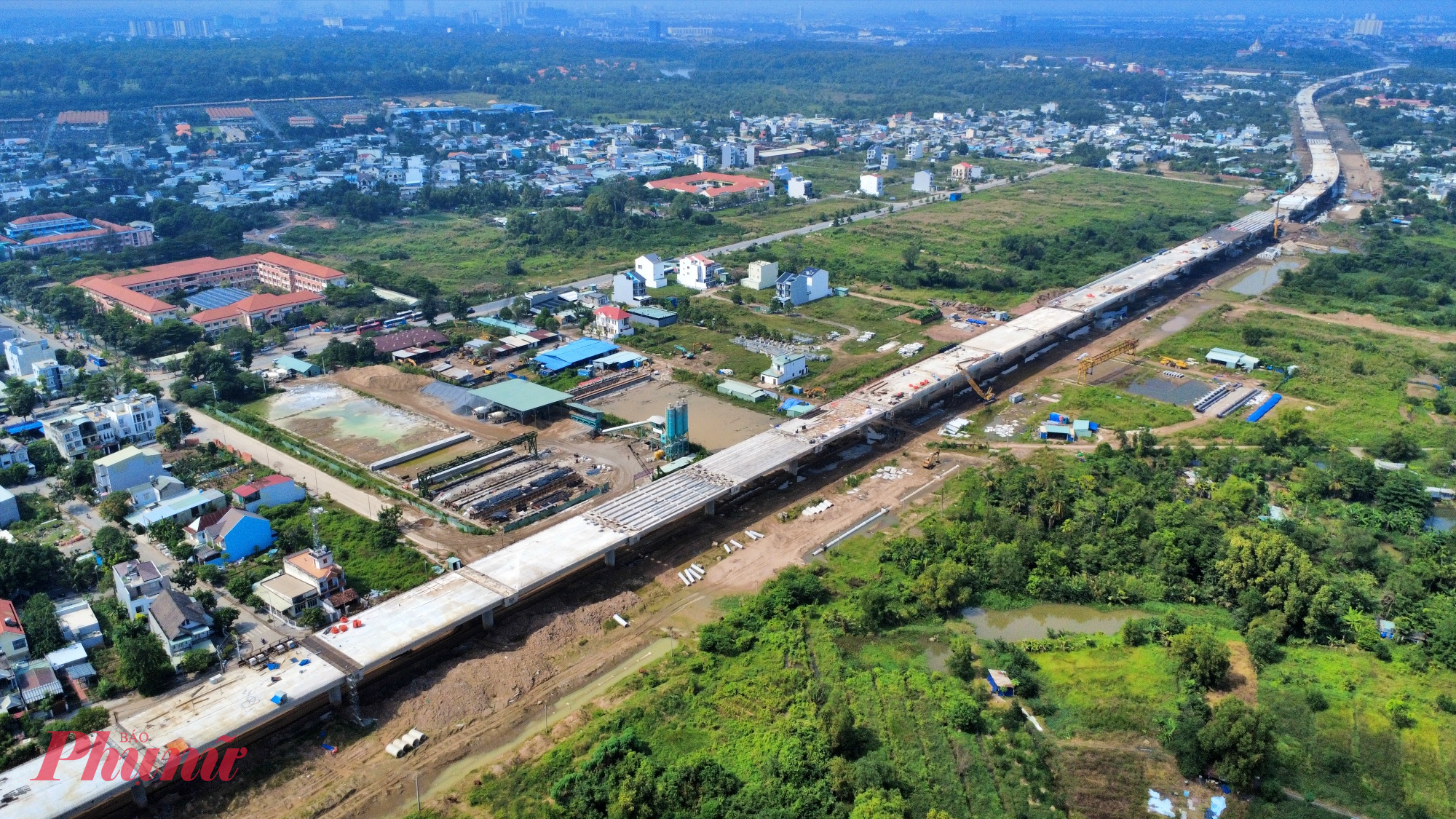 Dự án thành phần 1A (đoạn Tân Vạn - Nhơn Trạch giai đoạn 1) đóng vai trò huyết mạch, kết nối trực tiếp TPHCM với Đồng Nai. Trong đó, đoạn cầu cạn vượt sông Đồng Nai và vượt địa hình phức tạp là hạng mục kỹ thuật quan trọng nhất.