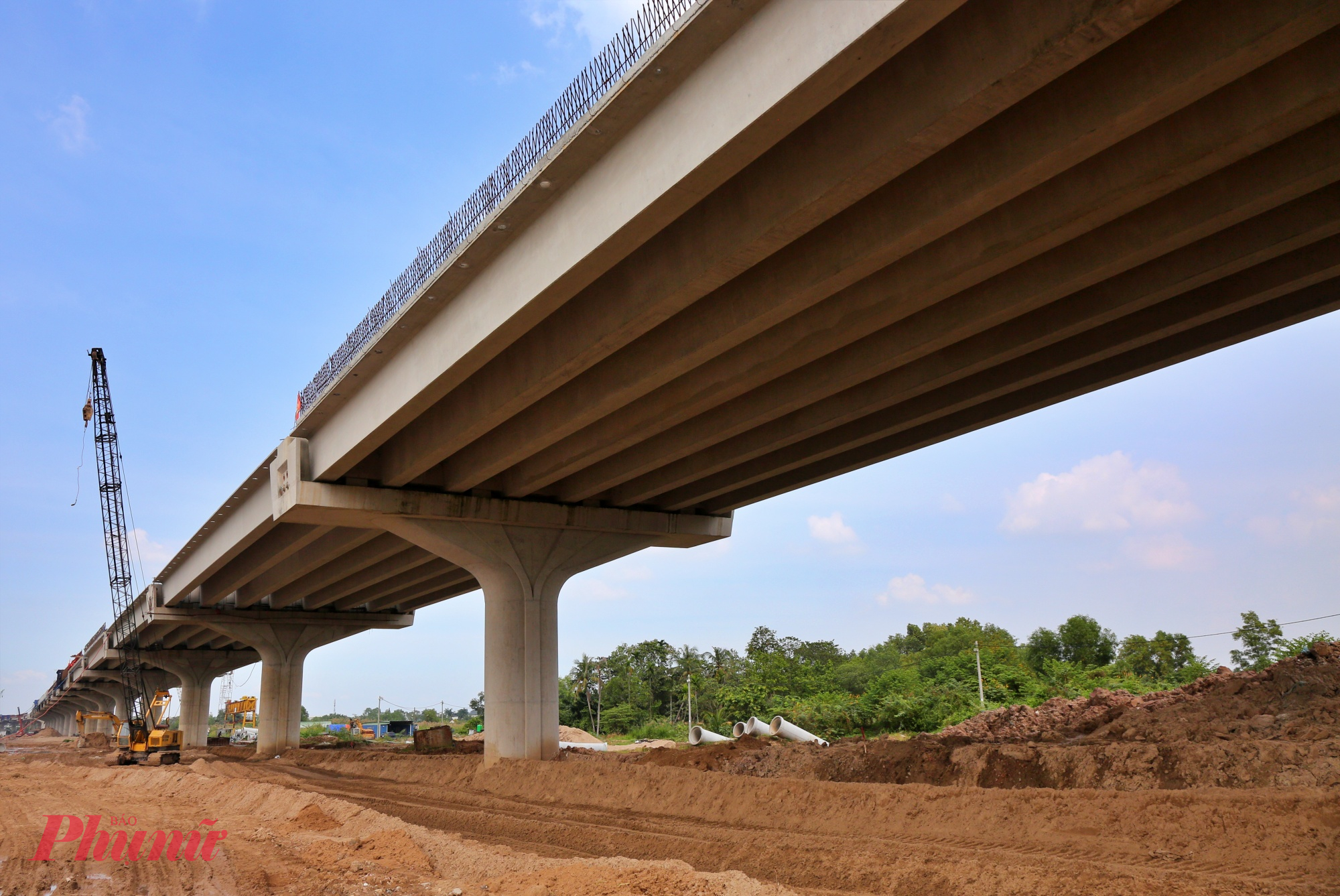 Ngoài ra, việc khan hiếm và khó khăn trong huy động nguồn vật liệu xây dựng, đặc biệt là cát đắp nền và đá, đang là thách thức chung cho nhiều dự án trọng điểm quốc gia, bao gồm cả Vành đai 3. 