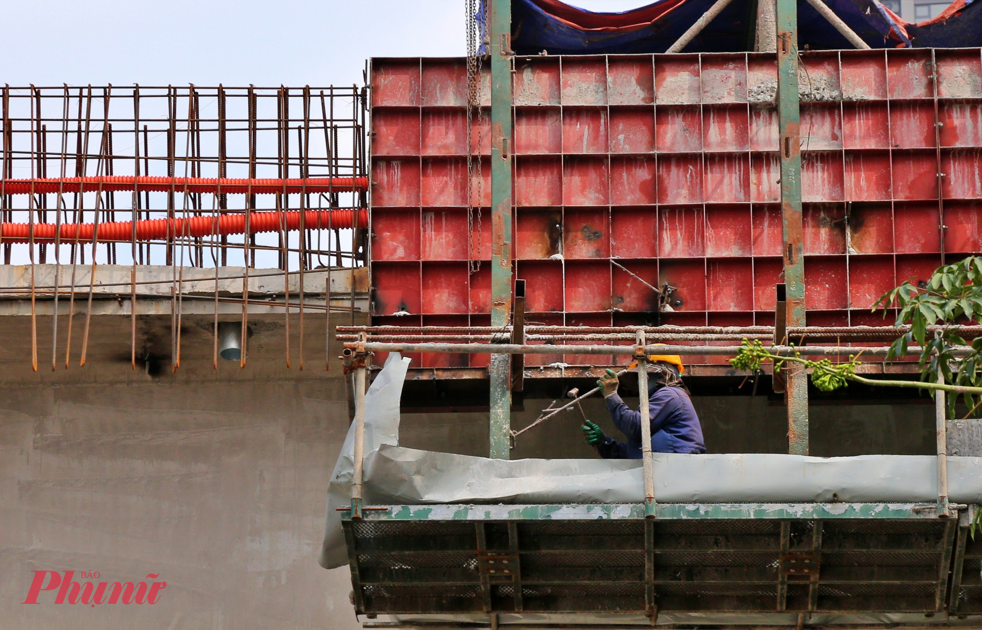 Công nhân đang hoàn thiện vị trí các khen co giãn trên cầu cạn.