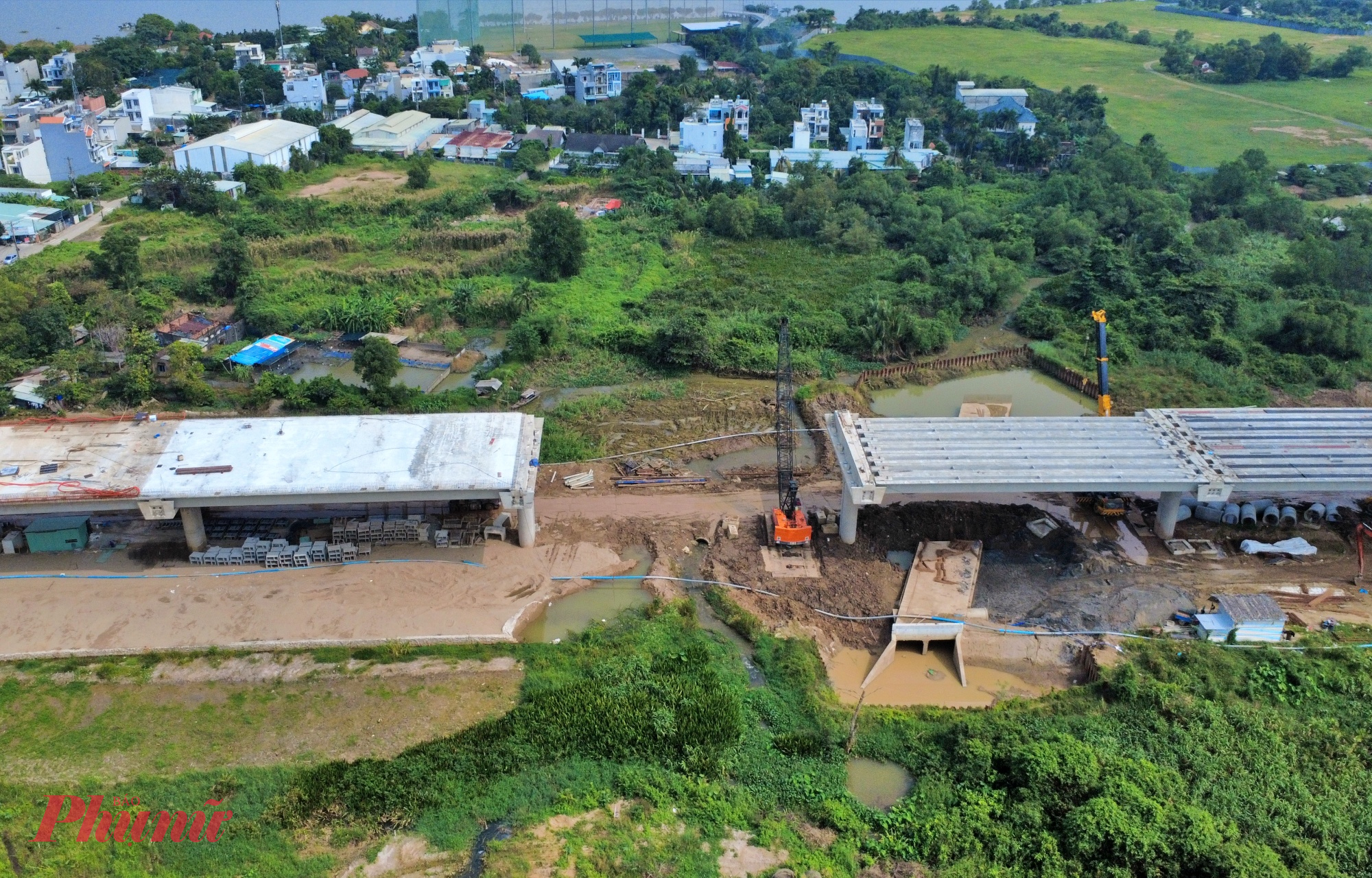 Hiện nhà thầu thi công vẫn đang đẩy nhanh tiến độ hợp long dầm cầu cuối tại đoạn gần khu đô thị Vinhoms để tuyến đường liền mạnh