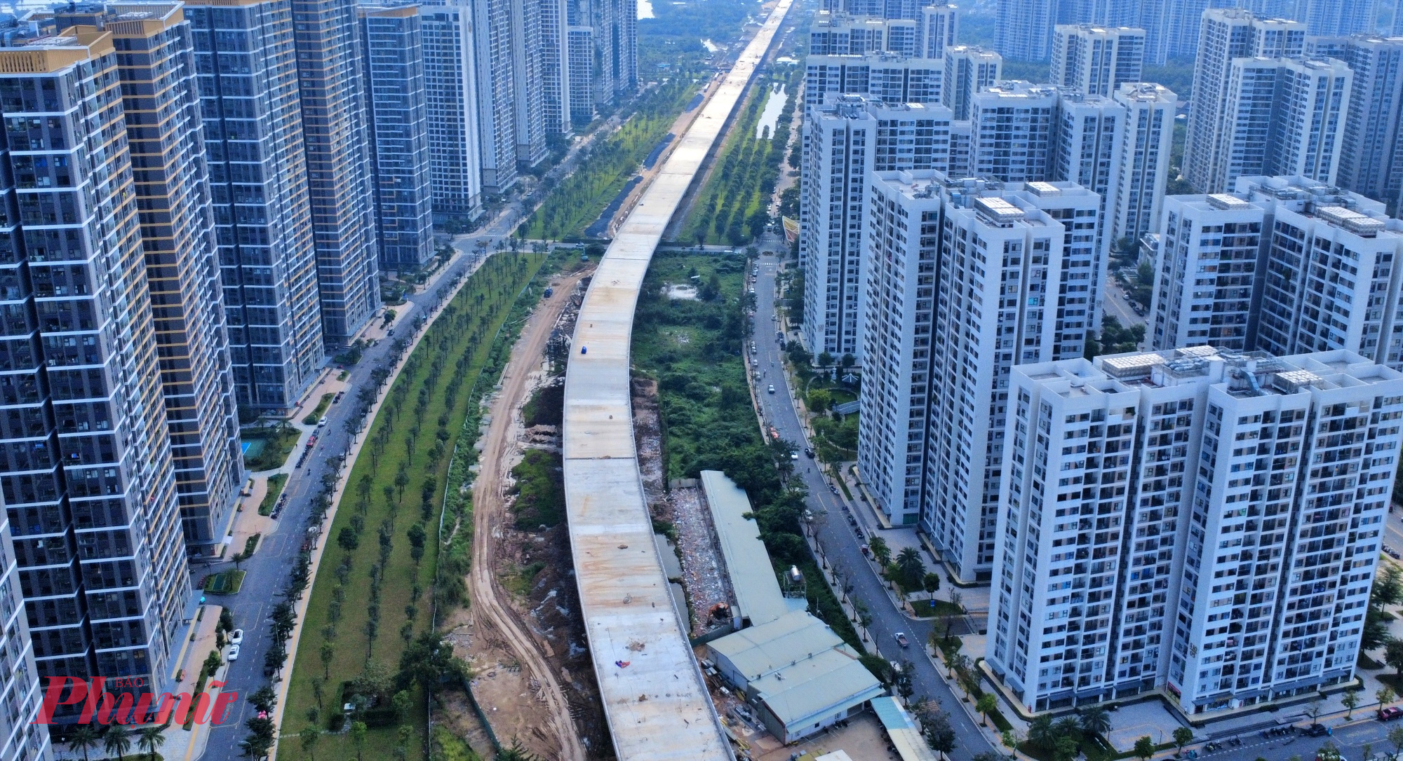 Ghi nhận vào ngày 5/12, đoạn cầu cạn xuyên khu ô thị Vinhomes Grand Park (TP Thủ Đức - trước đây) đã nối liền mạch, các công nhân vẫn đang hoàn thiện các vị trí khe co giãn, lan can cầu.