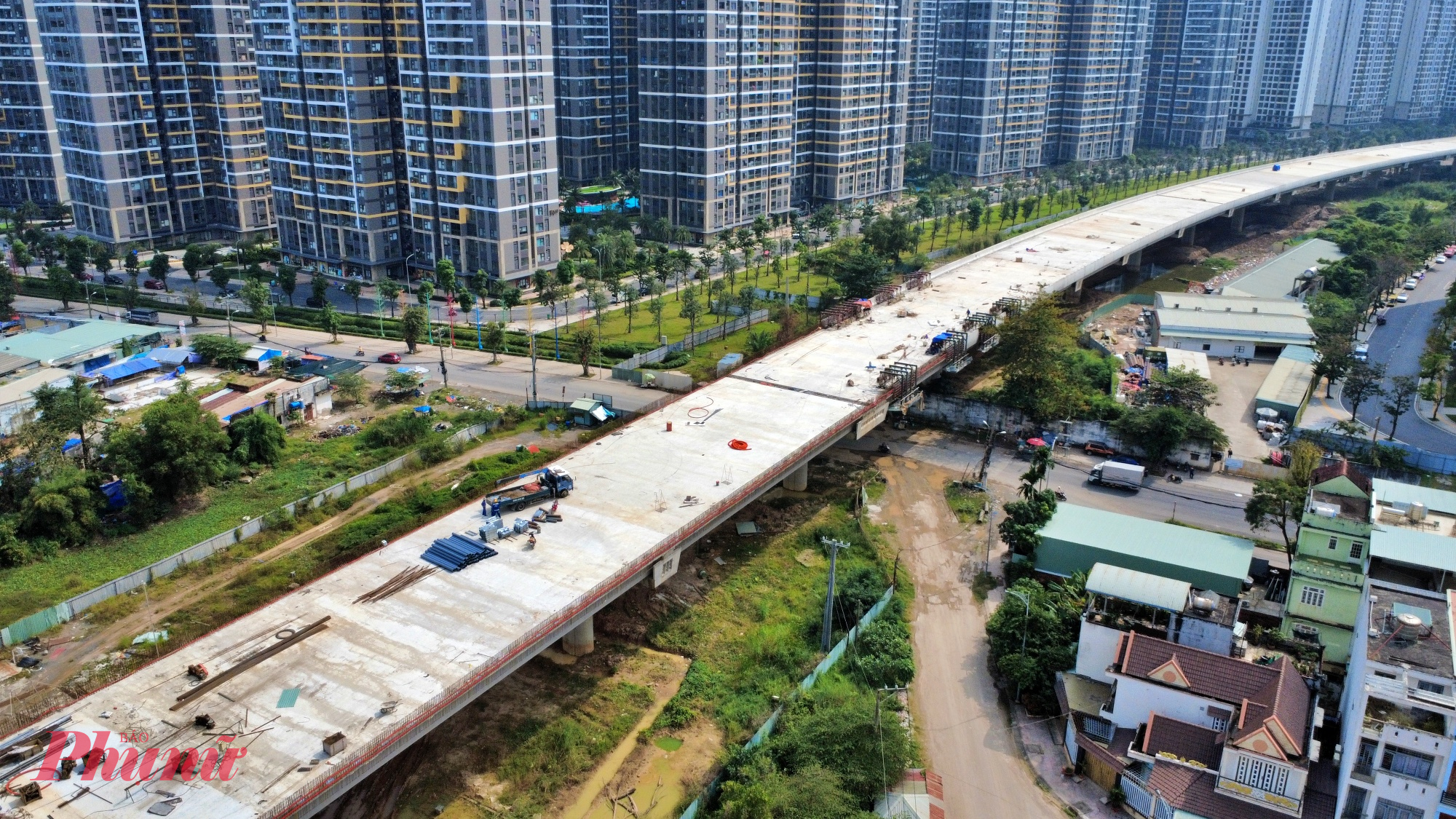 trong đợt cao điểm khánh thành, khởi công các dự án giao thông vào ngày 19/12 tới, Ban giao thông sẽ tổ chức thông xe kỹ thuật 14,7km phần tuyến chính cầu cạn thuộc dự án thành phần 1 của Vành đai 3 TP.HCM (bao gồm cả cầu Kênh Thầy Thuốc). Đoạn tuyến này đi qua địa bàn các phường Long Bình, Long Phước và Long Trường.