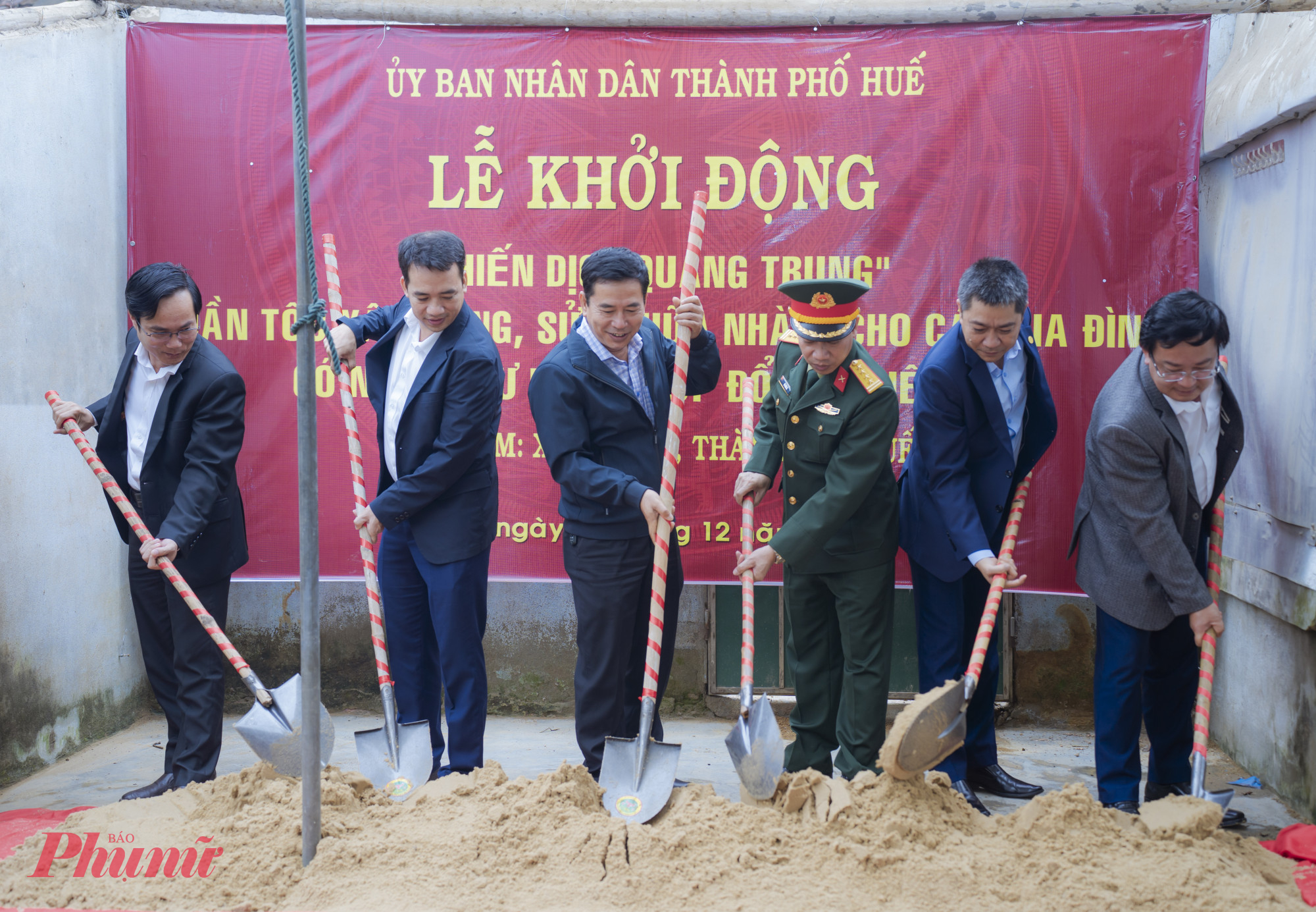 Lãnh đạo TP Hếu và địa phương cùng thực hiện nghi thức khởi công xây dựng nhà cho người dân