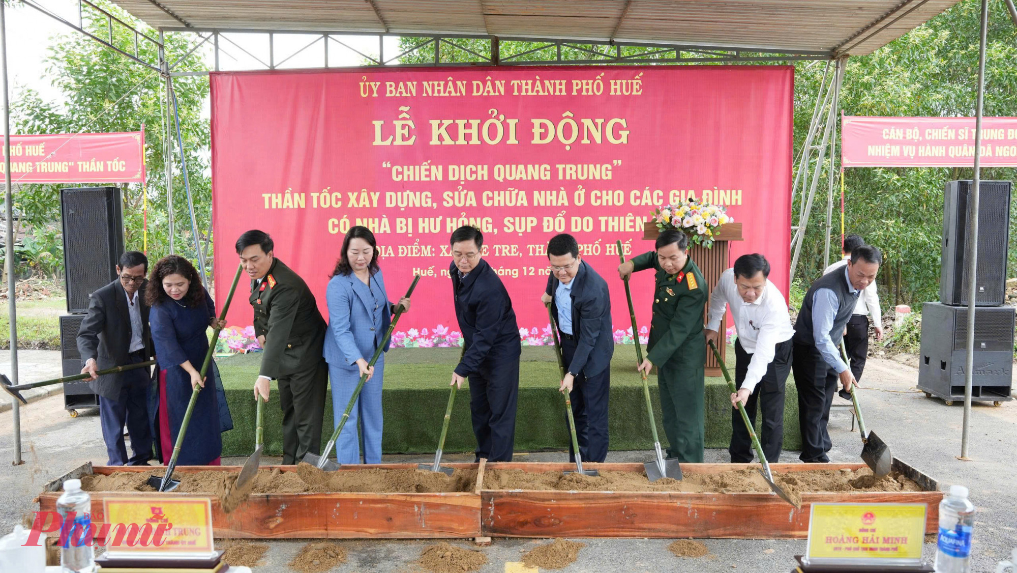 Bí thư Thành ủy Huế Nguyễn Đình Trung cùng đại diện UBND, Ủy ban MTTQVN TP Huế và xã Khe Tre tiến hành nghi thức khởi công xây nhà