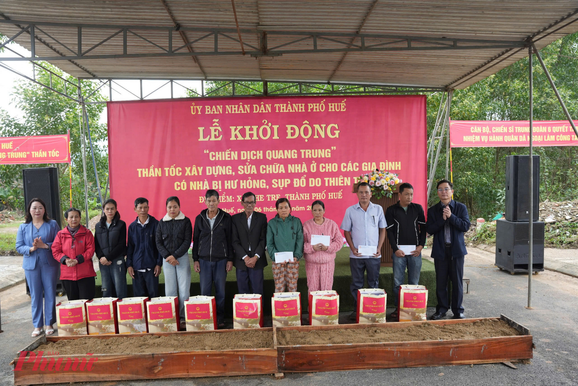 Lãnh đạo TP Huế tặng quà cho các hộ khó khăn bị ảnh hưởng do bão, lũ tại xã Khe Tre