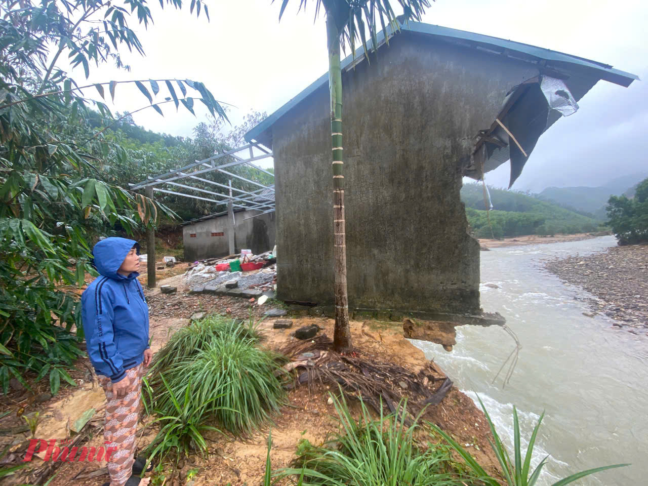 Nhiều hộ dân ở xã Khe Tre (TP Huế) bị sạt lở nghiêm trọng trong đợt mưa lũ vừa qua