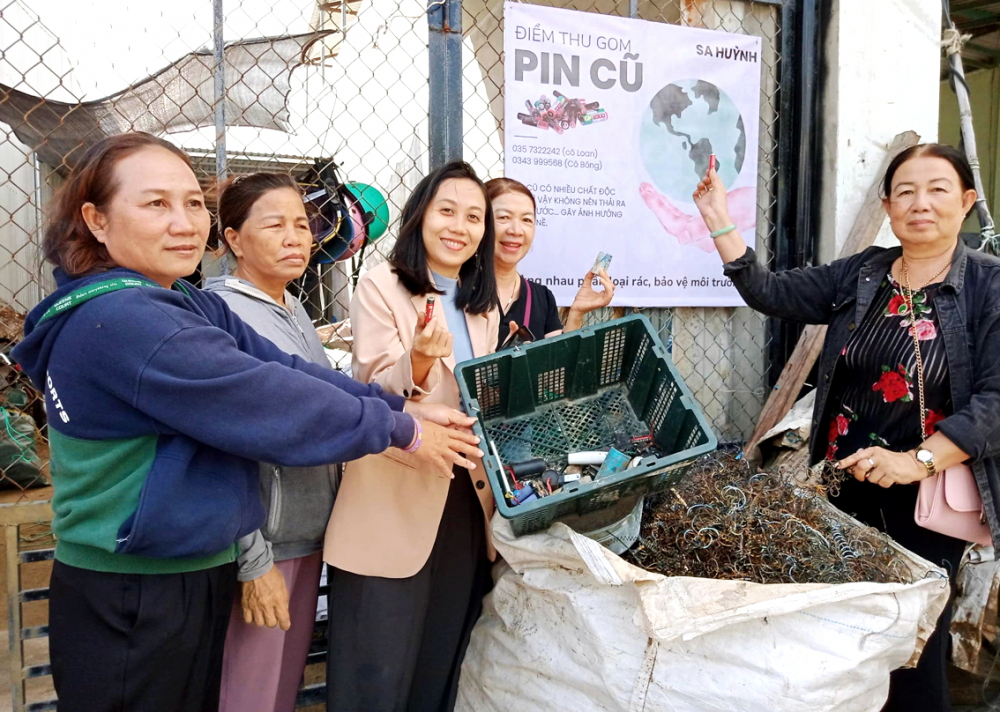 Chị Phạm Hồng Thắm (thứ ba từ trái qua) cùng chị em Hội LHPN phường Sa Huỳnh tại điểm thu gom pin cũ - ẢNH: MẠNH TRINH