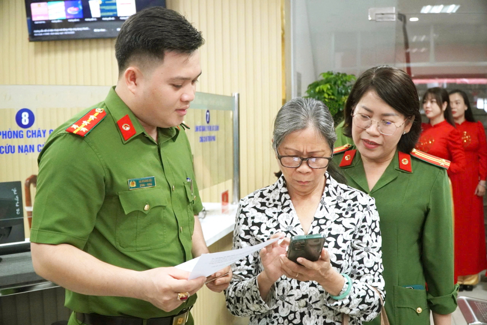 Những đổi thay từ mô hình chính quyền 2 cấp ở TPHCM - Bài 2: Đẩy mạnh chuyển đổi số để phục vụ dân tốt hơn Công an phường Sài Gòn hướng dẫn người cao tuổi làm thủ tục cấp, đổi giấy tờ trên hệ thống điện tử