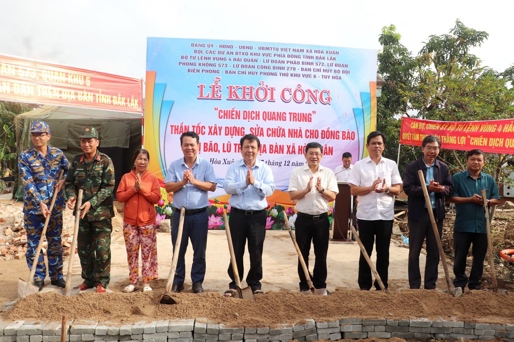 Cán bộ, chiến sĩ phối hợp với địa phương thực hiện khởi công xây nhà- Ảnh: Mỹ Luận