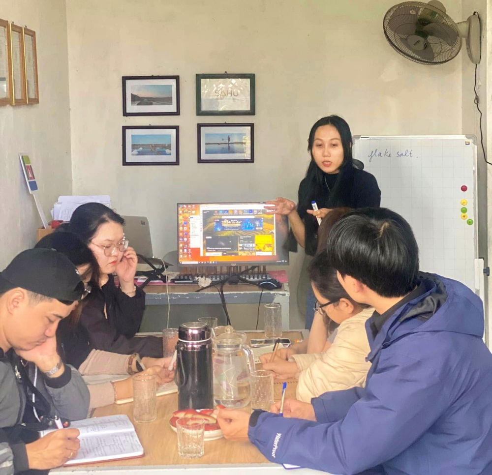 Phạm Hồng Thắm (đứng) nói chuyện về hạt muối và nghề muối với sinh viên Trường đại học Sư phạm Đà Nẵng - ẢNH: MẠNH TRINH