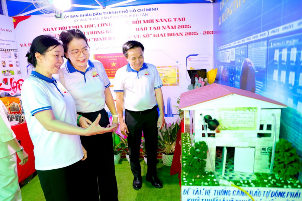 Những đổi thay từ mô hình chính quyền 2 cấp ở TPHCM - Bài 2: Đẩy mạnh chuyển đổi số để phục vụ dân tốt hơn Bà Võ Thị Trung Trinh (đứng giữa) - Giám đốc Trung tâm Chuyển đổi số TPHCM, bà Phạm Thị Ngọc Diệu (bên trái) - Bí thư Đảng ủy phường Bình Tân và ông Nguyễn Văn Sử (bên phải) - Chủ tịch UBND phường Bình Tân - tham quan gian hàng chuyển đổi số tại phường Bình Tân