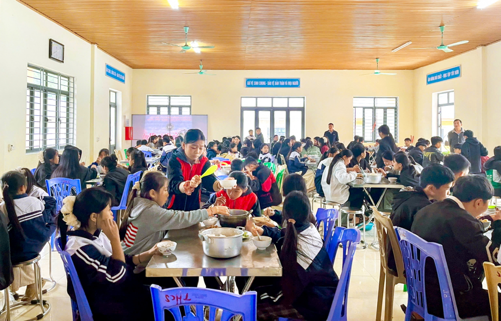 Bữa ăn bán trú níu chân học trò nghèo vùng cao Bữa ăn bán trú ở Trường phổ thông dân tộc bán trú THCS Yên Tĩnh ngày càng đông nhờ được cộng đồng chung tay hỗ trợ