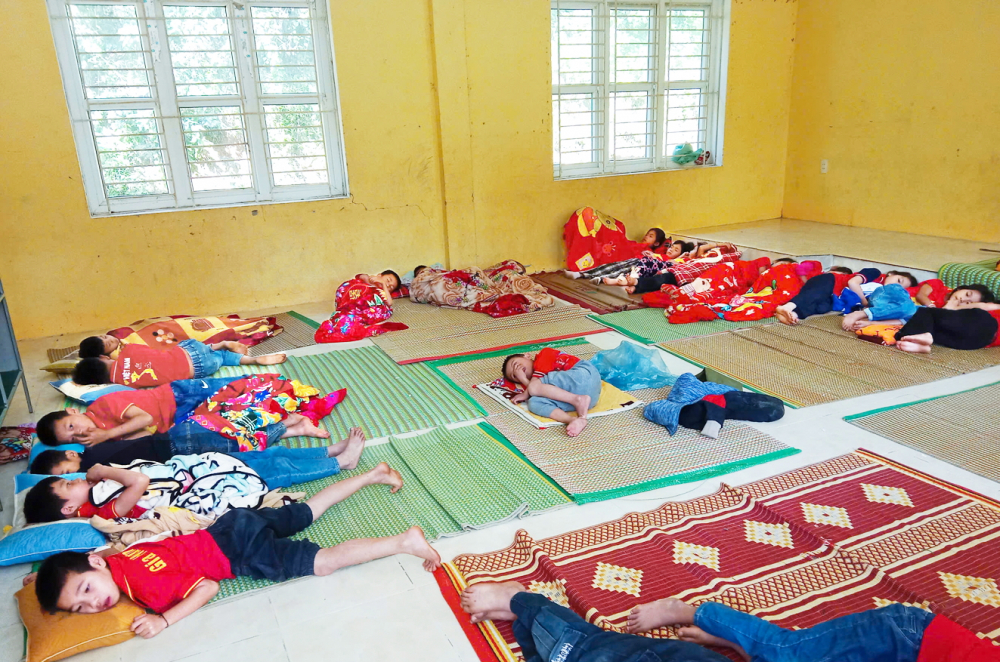 Bữa ăn bán trú níu chân học trò nghèo vùng cao Phòng chức năng được Trường phổ thông dân tộc bán trú tiểu học Yên Tĩnh tận dụng làm nơi ngủ trưa cho học sinh bán trú