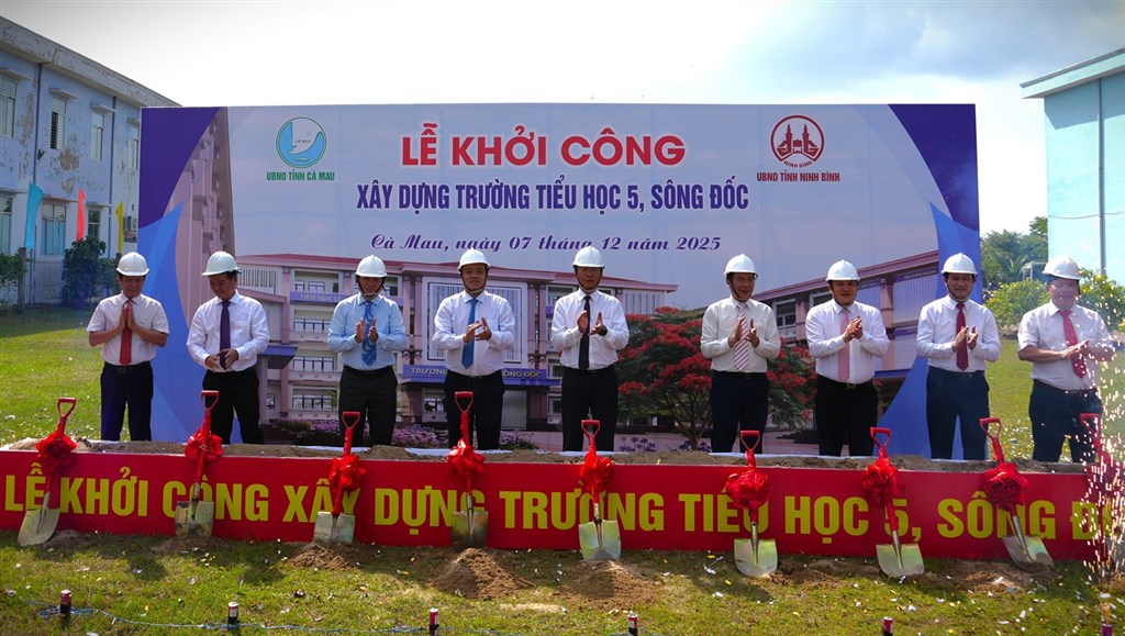 Nghi thức khởi công xây dựng Trường Tiểu học 5, Sông Đốc. Ảnh: Kim Nhiên