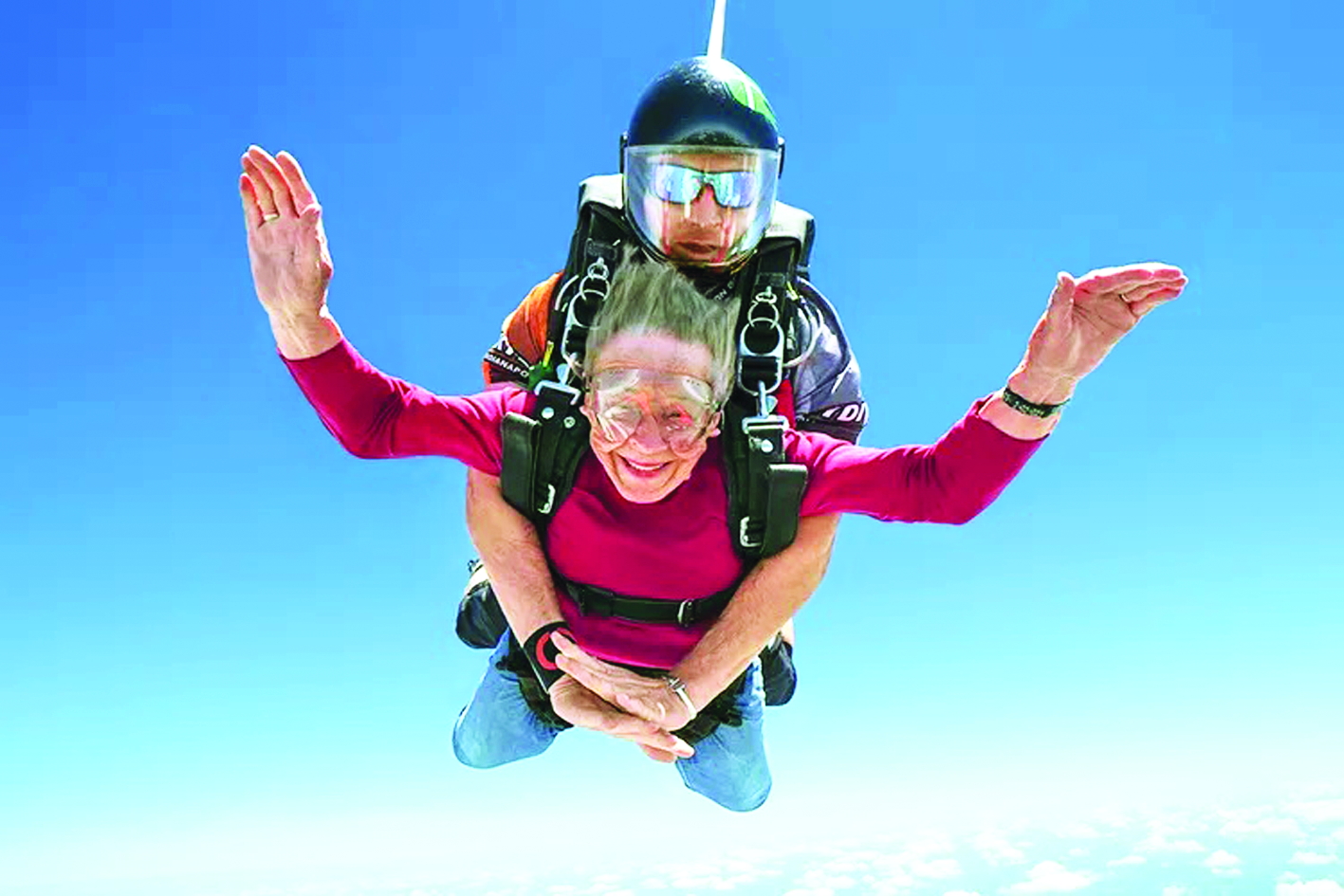 Bà Kimberly Emmons Knor nhảy dù cùng người hướng dẫn từ trung tâm Skydive Indianapoli - ẢNH: RYAN KRAMER (Skydive Indianapolis)