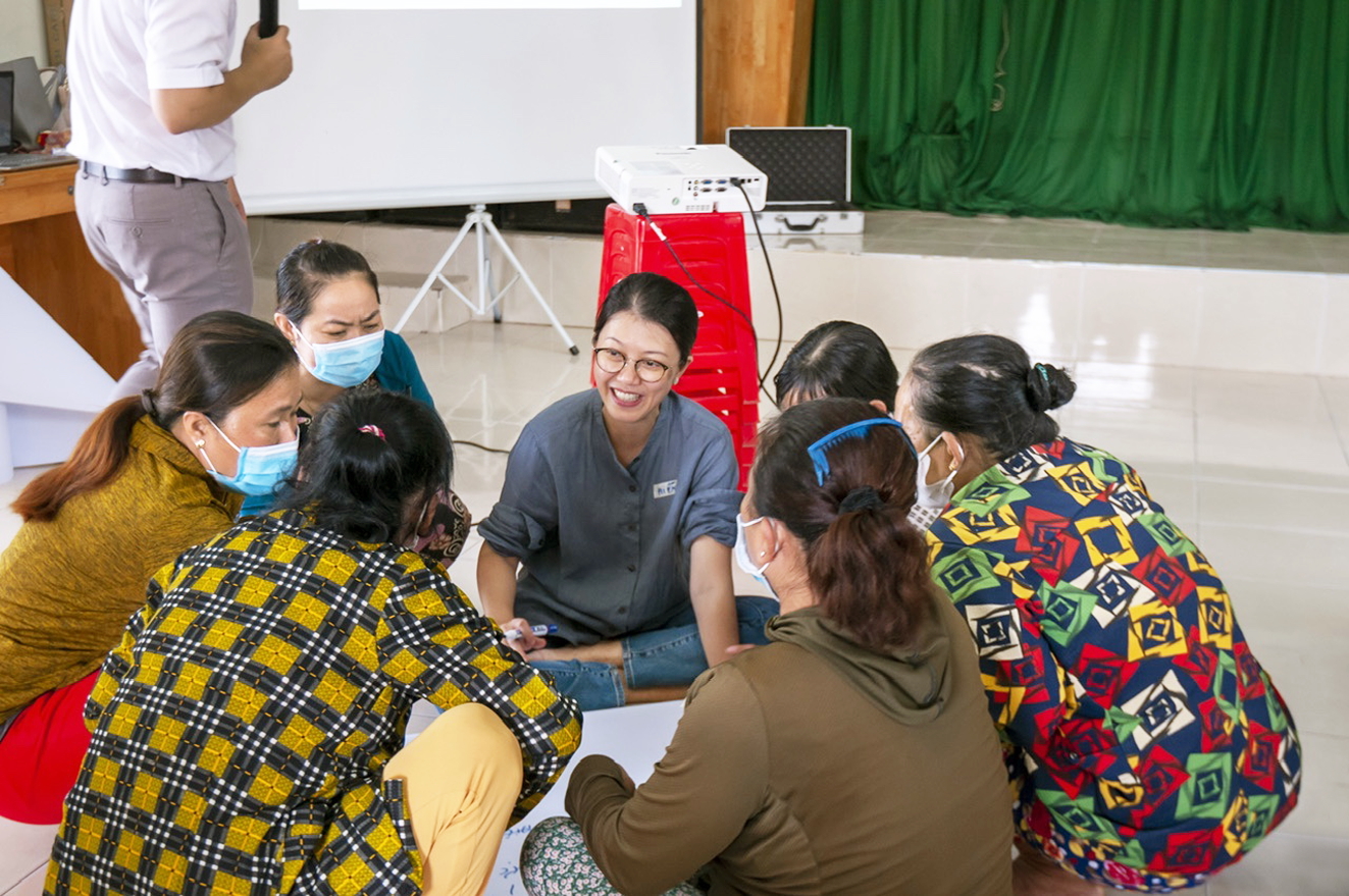 Đề xuất đưa người có hành vi bạo lực đi trị liệu tâm lý bắt buộc Tiến sĩ Trịnh Thục Hiền trong một buổi tuyên truyền pháp luật cho phụ nữ nông thôn - Ảnh do nhân vật cung cấp