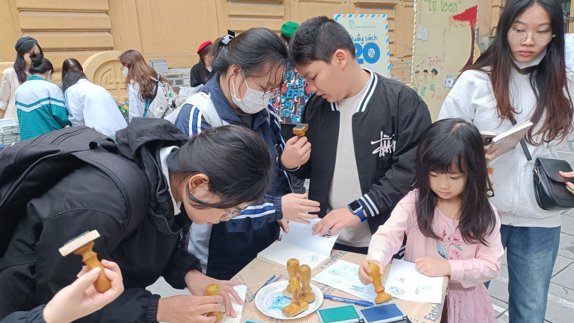 Hoạt động đóng dấu mộc lưu niệm thu hút bạn đọc - Ảnh: NXB Trẻ