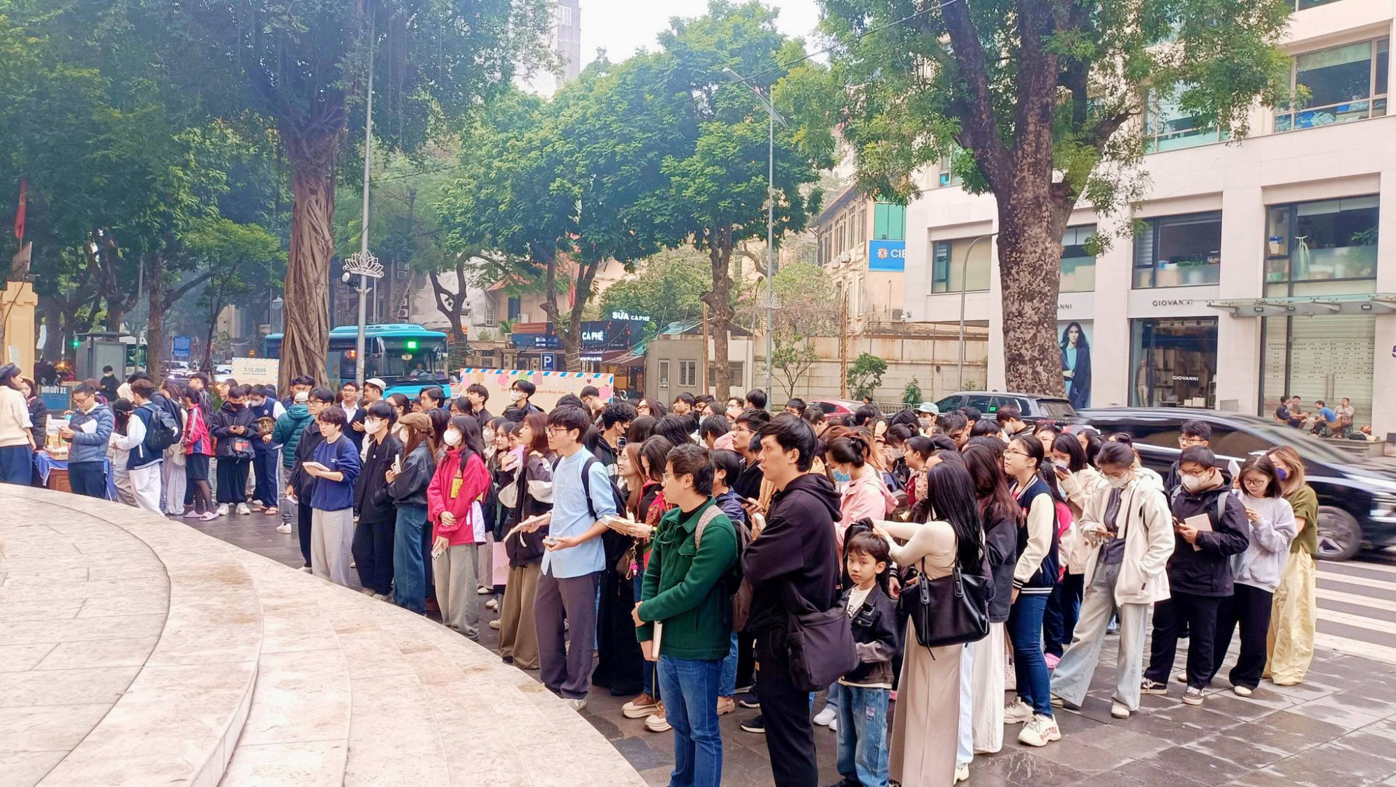 Bạn đọc xếp hàng dài đến trưa chờ nhà văn ký tặng - Ảnh: NXB Trẻ