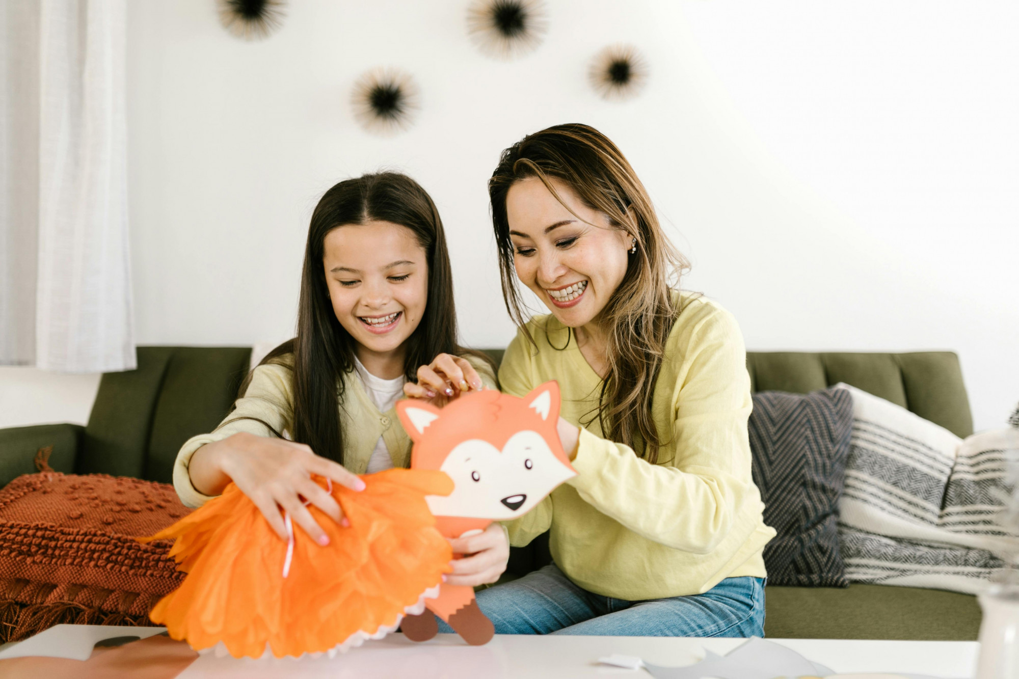 Cuộc sống luôn đầy niềm vui với mẹ con - dù ở nhà thuê. Ảnh minh họa: Pexels