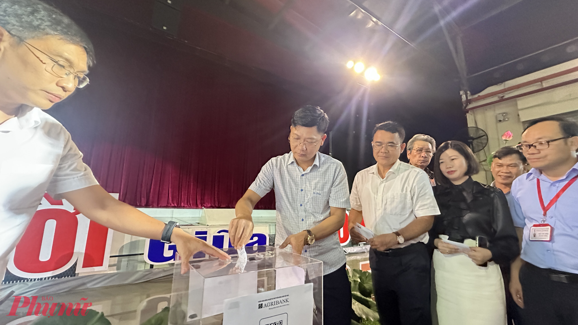 Lãnh đạo Phường Gò Vấp và các mạnh thường quân cũng chung tay ủng hộ đồng bào miền Trung - Ảnh: Nguyễn Loan