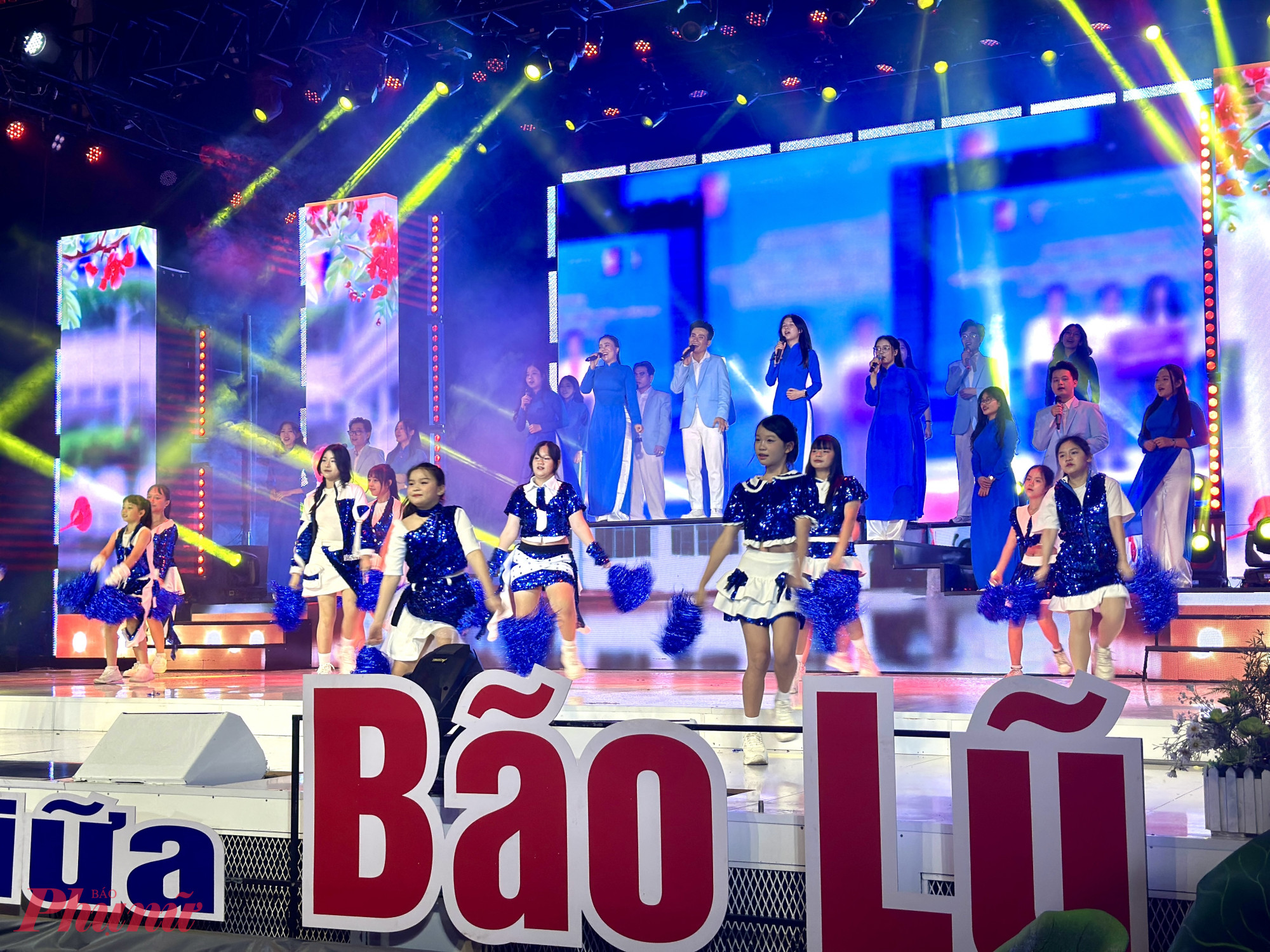 Đội văn nghệ nhà trường cùng hàng chục nghệ sĩ nổi tiếng đã tham gia chương trình để hướng về miền Trung 