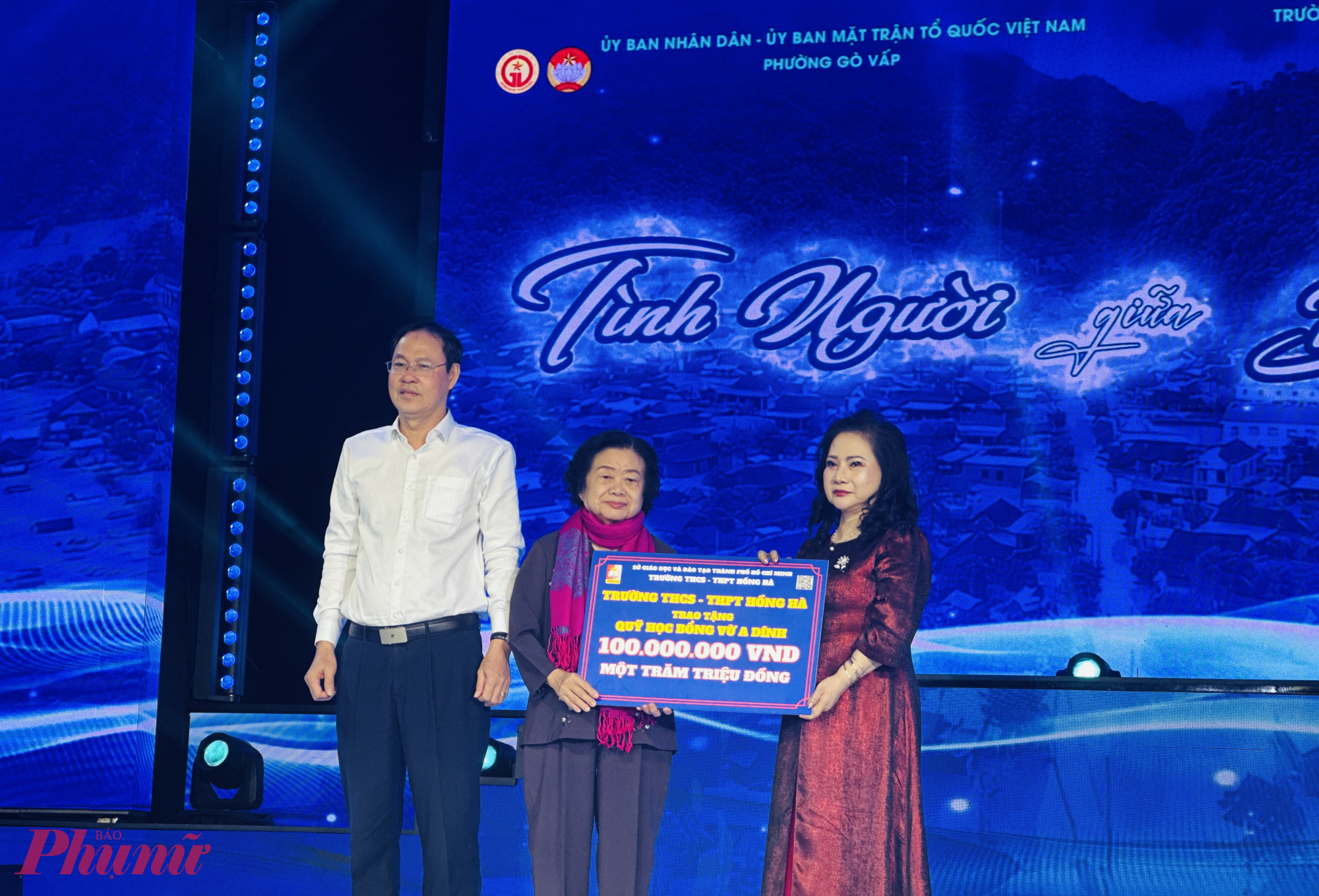 Tiến sĩ Hà Thị Kim Sa, Chủ tịch hội đồng, Hiệu trưởng Trường THCS - THPT Hồng Hà thay mặt nhà trường gửi tặng 100 triệu đồng - Ảnh: Nguyễn Loan