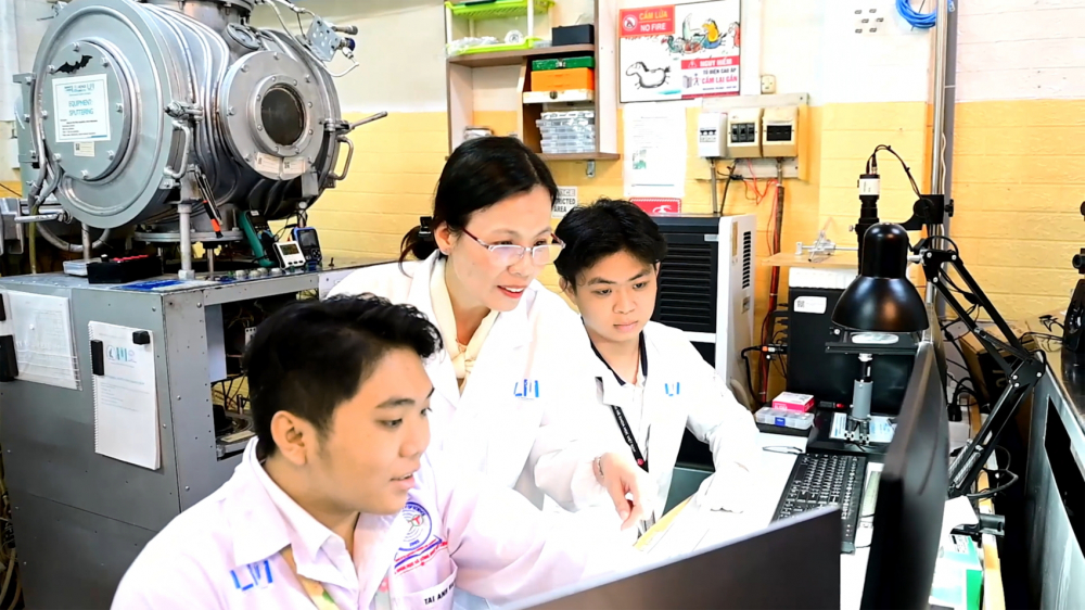 Nữ tiến sĩ 8X tiết lộ về chip bán dẫn “make in Vietnam” Phó giáo sư, tiến sĩ Phạm Kim Ngọc hướng dẫn sinh viên, học viên làm nghiên cứu khoa học