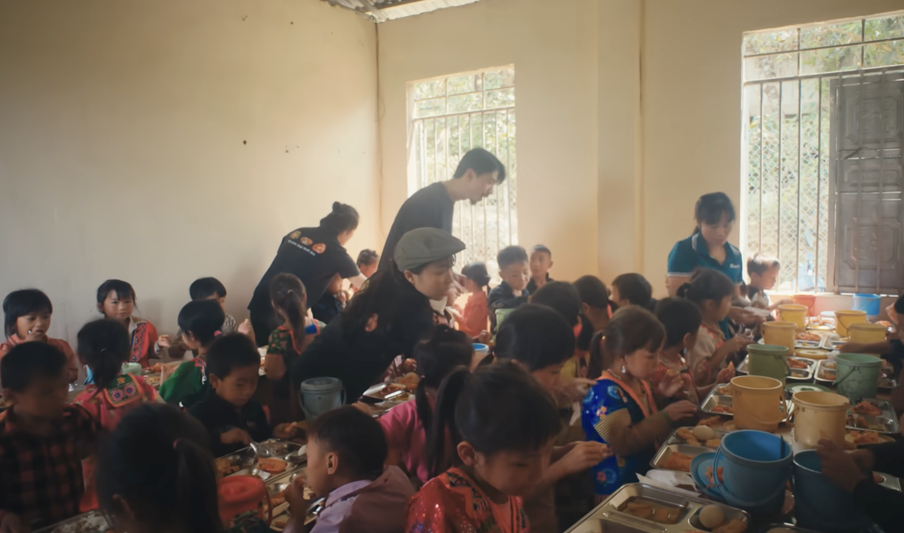 Nuôi Em nhằm mang đến cho các em nhỏ dân tộc thiểu số những bữa ăn, hỗ trợ điều kiện học tập tốt hơn