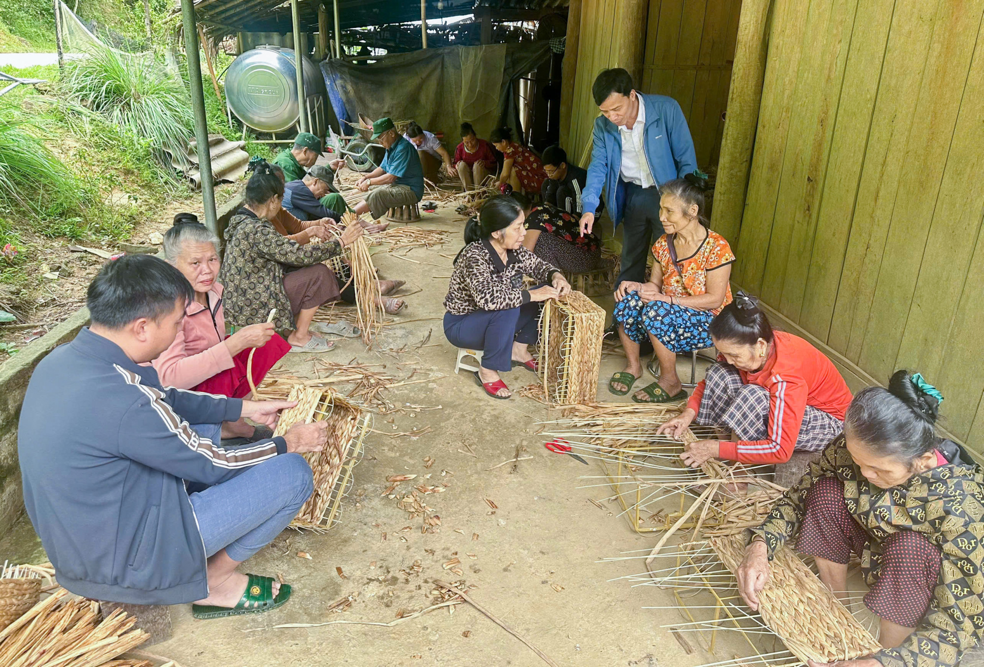 Các lớp dạy nghề đan bèo tây xuất khẩu lần lượt được xã Yên Na đưa về tận các bản - Ảnh: Khánh Trung