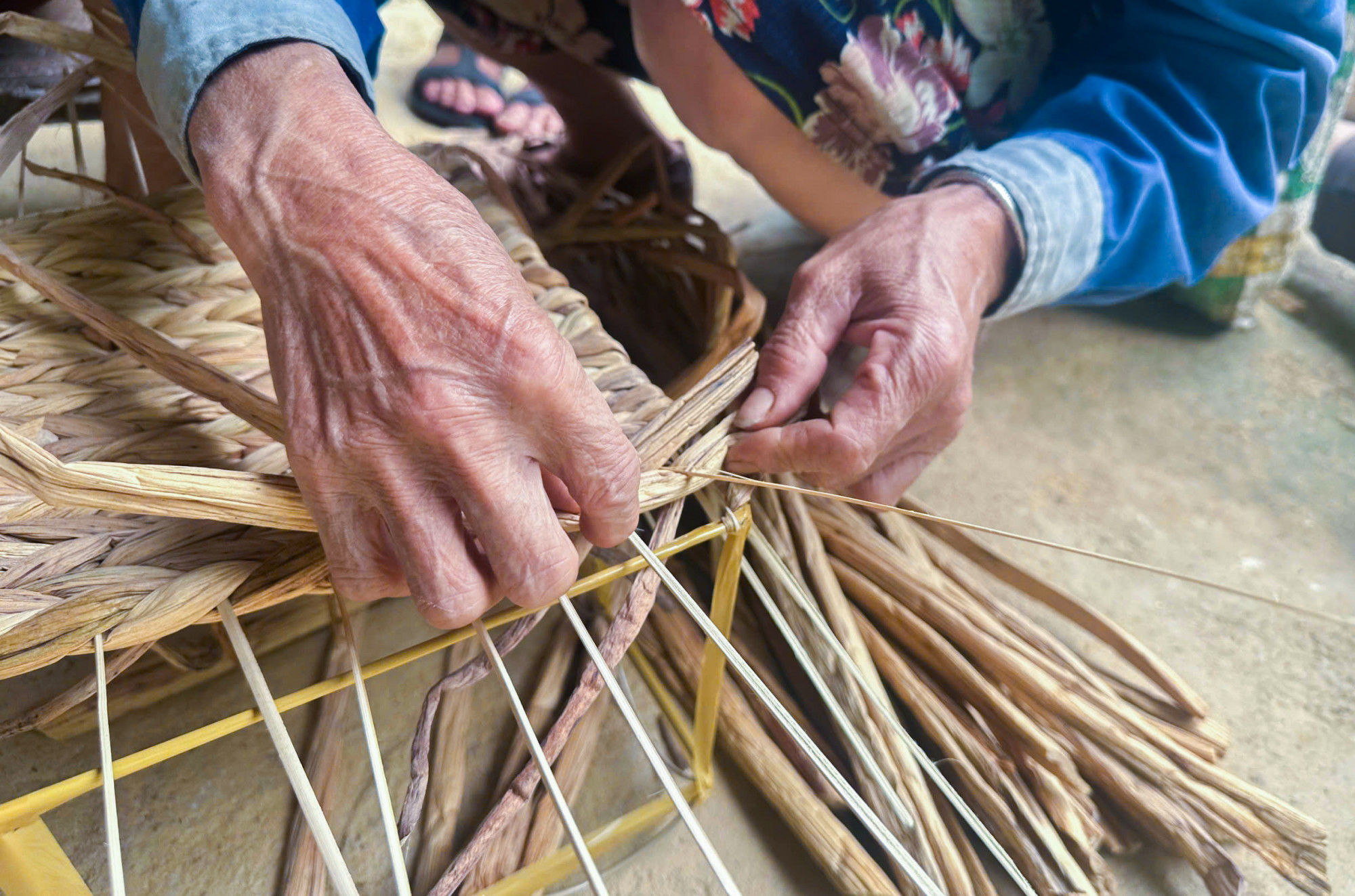 Kỹ năng đan lát sẵn có, người dân Yên Na sớm thuần thục với nghề mới - Ảnh: Khánh Trung
