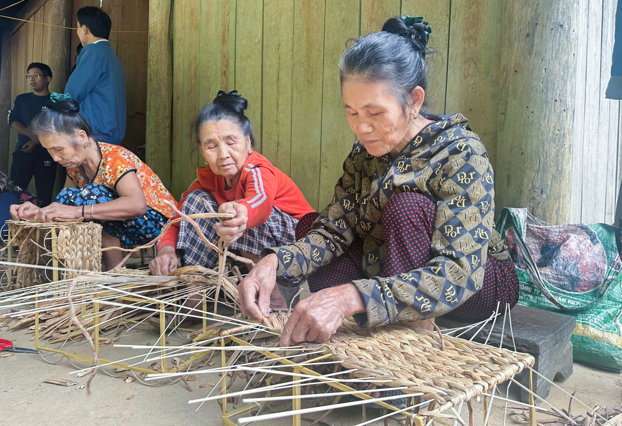 Nghề đan bèo tây xuất khẩu thu hút nhiều phụ nữ lớn tuổi tham gia nhằm kiếm thêm thu nhập lúc nhàn rỗi - Ảnh: Khánh Trung
