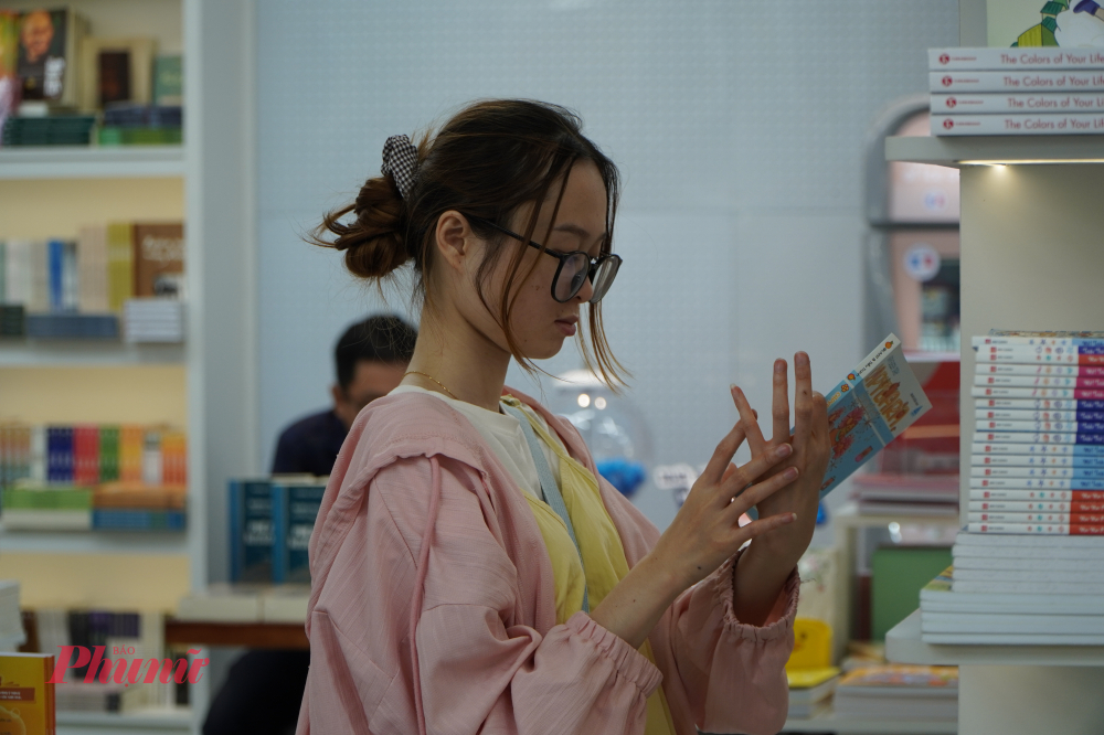 Nhiều khách dành thời gian lựa chọn ấn phẩm phù hợp nhu cầu.